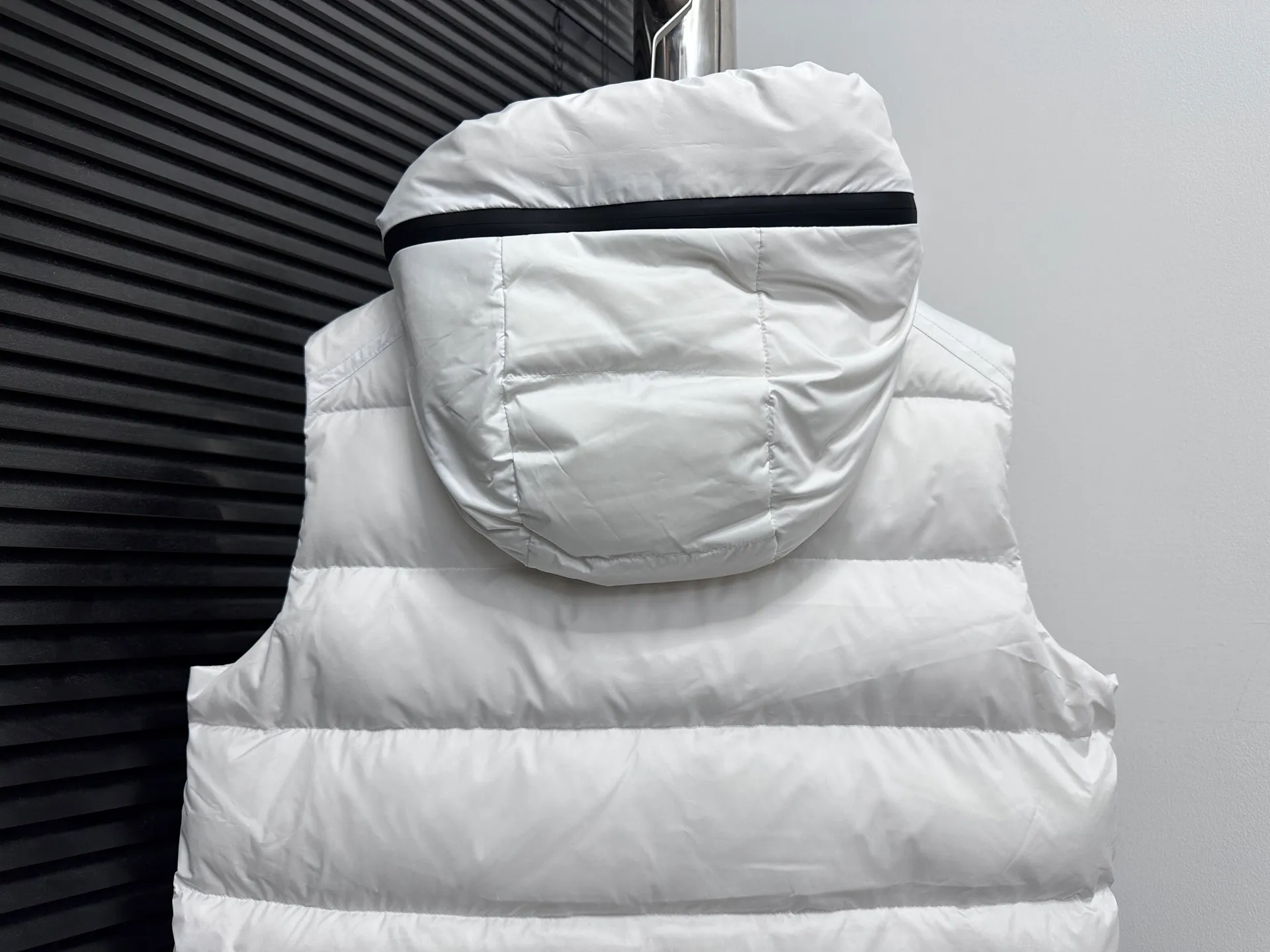 P640 [𝐌𝐎𝐍𝐂𝐋𝐄𝐑] Mouth Hooded Down Vest Original customized hardware accessories are all imported and original customized. Welcome to compare. Absolutely high quality. Made of top 90 white duck down. Super soft. Filled with fluffy and full feathers. Super heavy work. Fabric workmanship. Perfect version. Note⚠The fabric is super comfortable. Exclusive model. Non-market goods. Same style for men and women. Size: 1-6