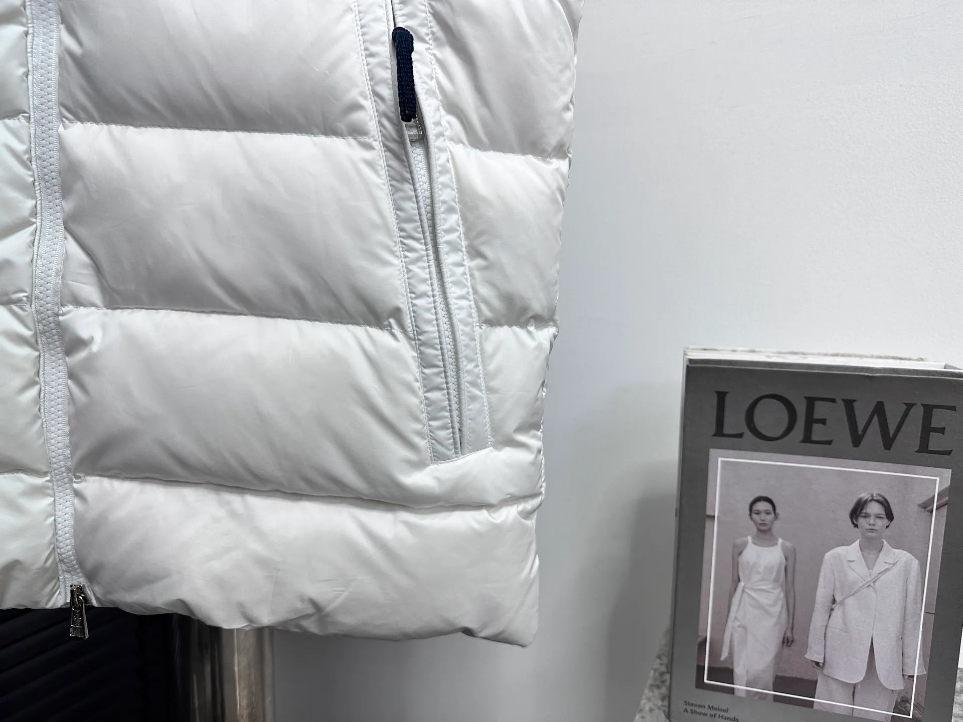 P640 [𝐌𝐎𝐍𝐂𝐋𝐄𝐑] Mouth Hooded Down Vest Original customized hardware accessories are all imported and original customized. Welcome to compare. Absolutely high quality. Made of top 90 white duck down. Super soft. Filled with fluffy and full feathers. Super heavy work. Fabric workmanship. Perfect version. Note⚠The fabric is super comfortable. Exclusive model. Non-market goods. Same style for men and women. Size: 1-6