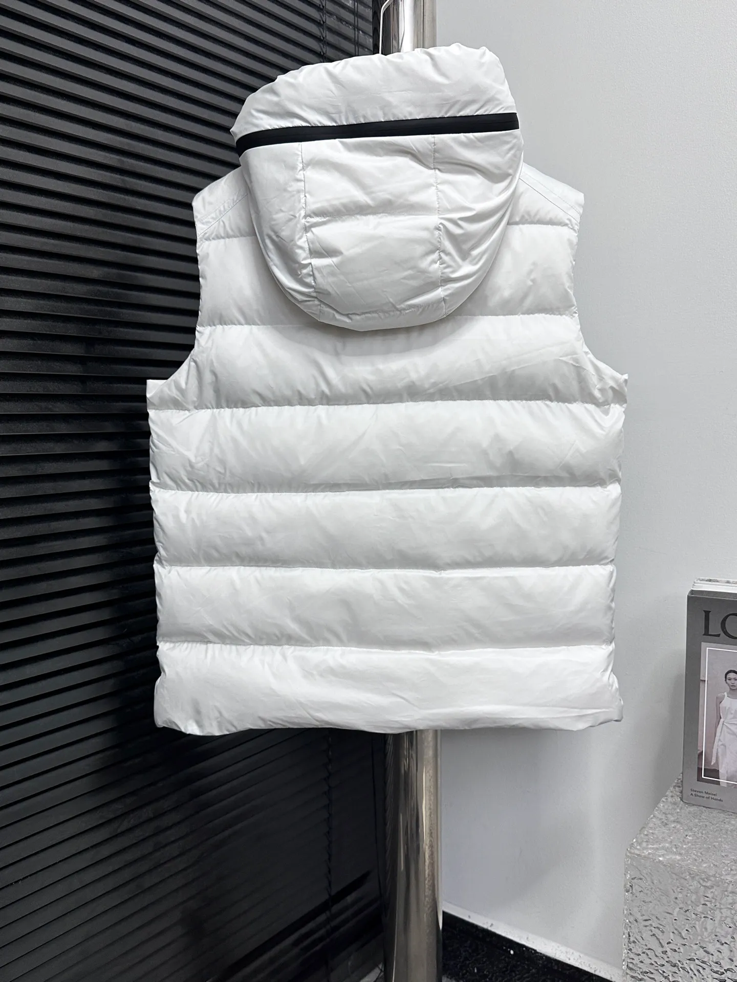 P640 [𝐌𝐎𝐍𝐂𝐋𝐄𝐑] Mouth Hooded Down Vest Original customized hardware accessories are all imported and original customized. Welcome to compare. Absolutely high quality. Made of top 90 white duck down. Super soft. Filled with fluffy and full feathers. Super heavy work. Fabric workmanship. Perfect version. Note⚠The fabric is super comfortable. Exclusive model. Non-market goods. Same style for men and women. Size: 1-6