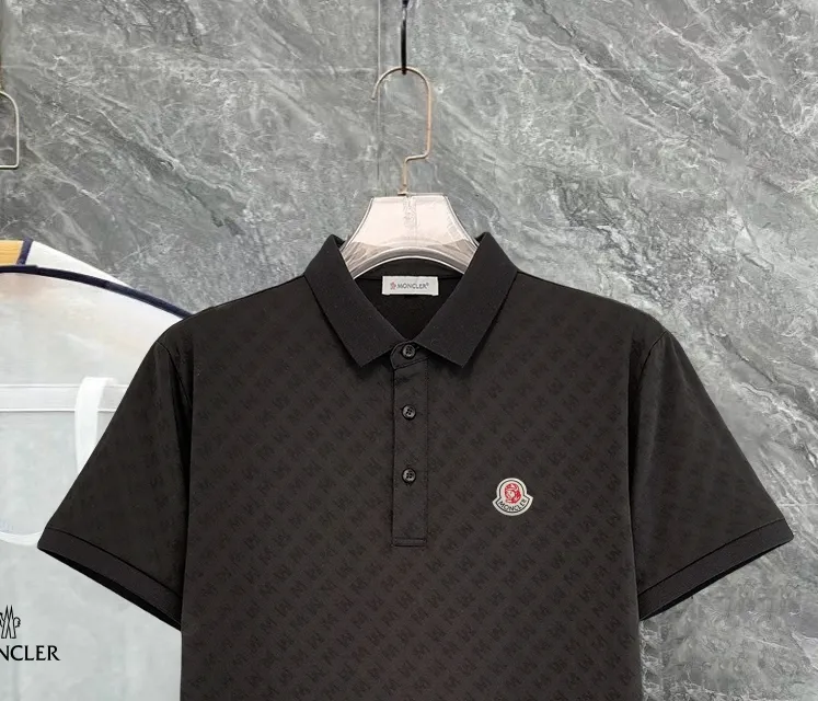 P210 High-end quality Moncler 25 spring and summer full jacquard lapel short sleeves. This short sleeve is made of Tencel➕cotton fabric, with double jacquard all over. It is carefully made and the upper body is refreshing! Update your casual look. Exquisite tailoring, complete with three-label accessories. Really heavy-duty. It is a fashionable item. The front is decorated with the brand LOGO. It is genuine YB custom fabric. It will never be faked. This piece looks really good when worn! Looks great with any combination! No gender distinction, same style for men and women Color: Black White Size: M L XL XXL XXXL