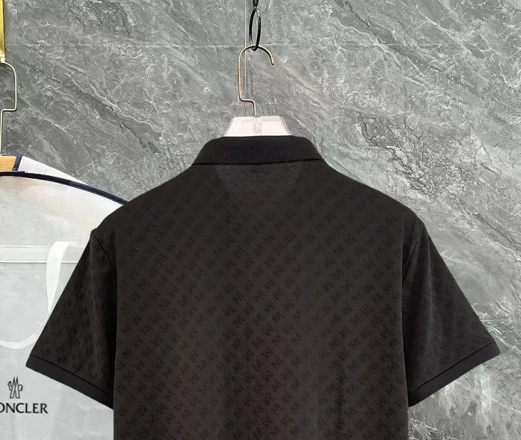 P210 High-end quality Moncler 25 spring and summer full jacquard lapel short sleeves. This short sleeve is made of Tencel➕cotton fabric, with double jacquard all over. It is carefully made and the upper body is refreshing! Update your casual look. Exquisite tailoring, complete with three-label accessories. Really heavy-duty. It is a fashionable item. The front is decorated with the brand LOGO. It is genuine YB custom fabric. It will never be faked. This piece looks really good when worn! Looks great with any combination! No gender distinction, same style for men and women Color: Black White Size: M L XL XXL XXXL