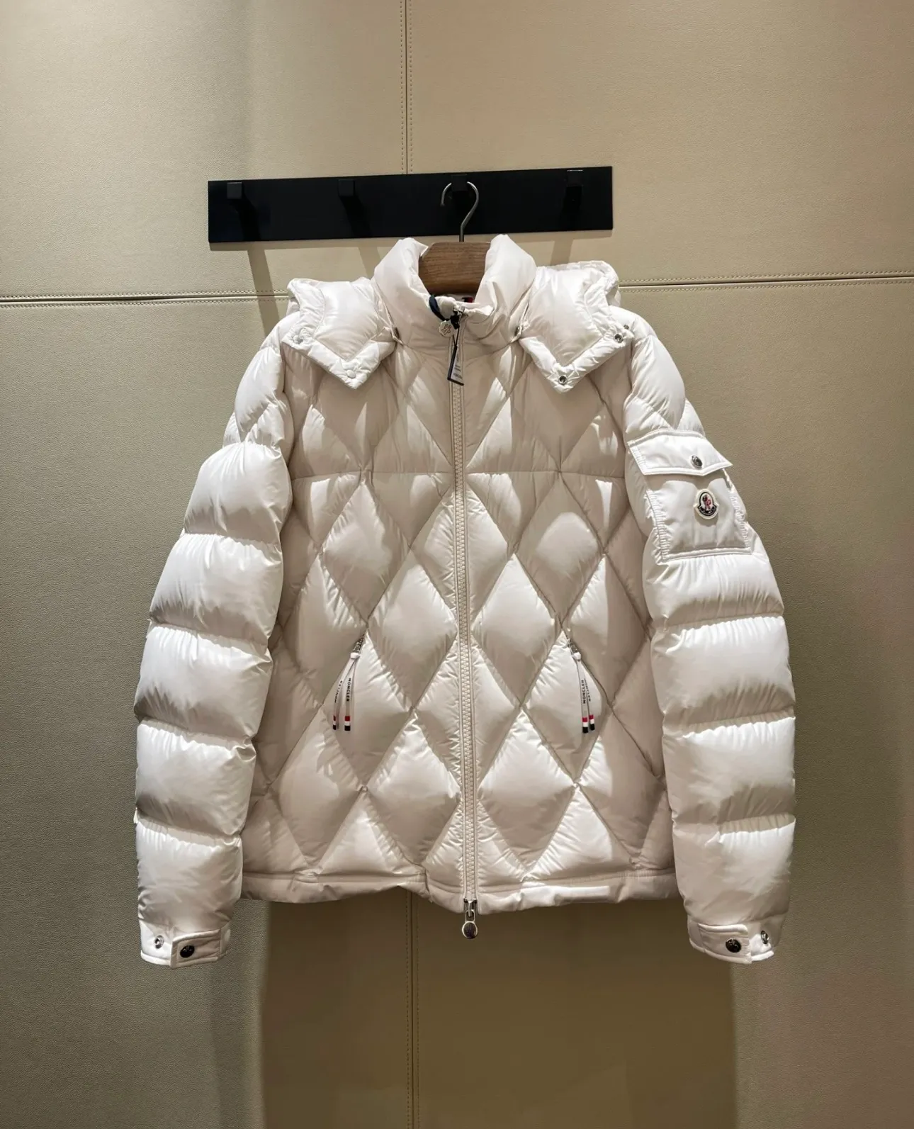 P840 Chiped Premium Down Moncler Averole Short Men's Diamond Check Down Jacket Jacket. Premium goose down filling. Original matching hardware. The Averole Men's Short Down Jacket features an eye-catching stitching pattern that combines diamond quilted yoke and long square quilted body. The Averole Men's Short Down Jacket features an eye-catching stitching pattern, diamond-quilted yoke and long checkered quilting throughout. Made from stretch nylon and features a removable hood, pockets and two-way zip fly. Details •Made from stretch nylon fabric •Stretch nylon lining •Down filling •Detachable and adjustable hood with press studs and drawstring •Diamond quilted yoke •Zip closure •Zip pockets •Adjustable cuffs with press studs •Fleece felt logo Size: 1-5 Black White