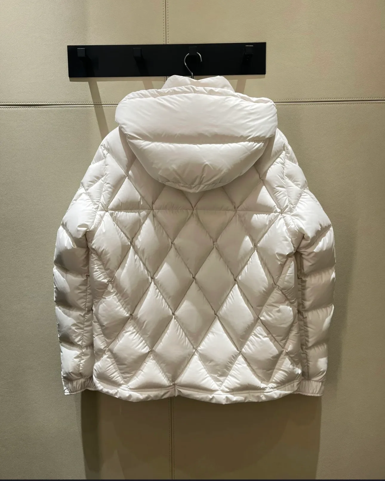 P840 Chiped Premium Down Moncler Averole Short Men's Diamond Check Down Jacket Jacket. Premium goose down filling. Original matching hardware. The Averole Men's Short Down Jacket features an eye-catching stitching pattern that combines diamond quilted yoke and long square quilted body. The Averole Men's Short Down Jacket features an eye-catching stitching pattern, diamond-quilted yoke and long checkered quilting throughout. Made from stretch nylon and features a removable hood, pockets and two-way zip fly. Details •Made from stretch nylon fabric •Stretch nylon lining •Down filling •Detachable and adjustable hood with press studs and drawstring •Diamond quilted yoke •Zip closure •Zip pockets •Adjustable cuffs with press studs •Fleece felt logo Size: 1-5 Black White