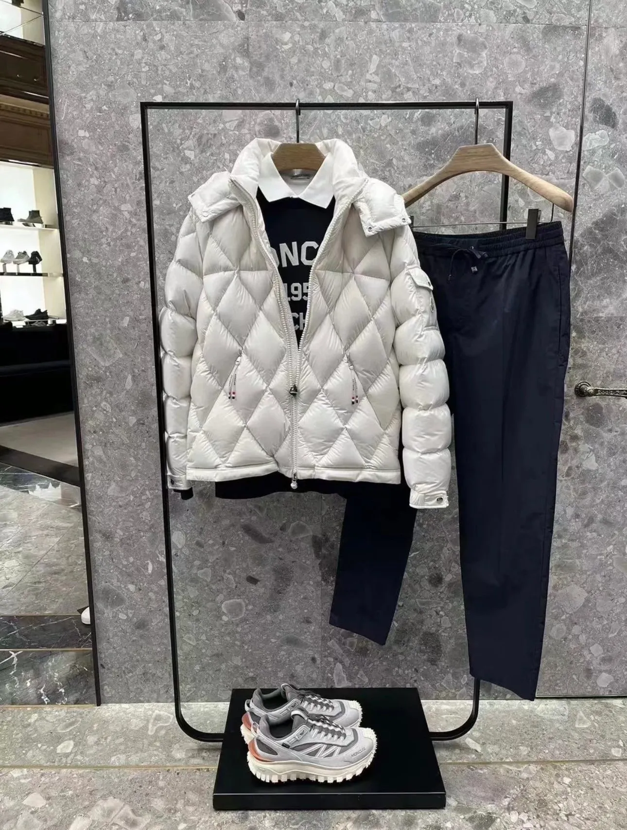 P840 Chiped Premium Down Moncler Averole Short Men's Diamond Check Down Jacket Jacket. Premium goose down filling. Original matching hardware. The Averole Men's Short Down Jacket features an eye-catching stitching pattern that combines diamond quilted yoke and long square quilted body. The Averole Men's Short Down Jacket features an eye-catching stitching pattern, diamond-quilted yoke and long checkered quilting throughout. Made from stretch nylon and features a removable hood, pockets and two-way zip fly. Details •Made from stretch nylon fabric •Stretch nylon lining •Down filling •Detachable and adjustable hood with press studs and drawstring •Diamond quilted yoke •Zip closure •Zip pockets •Adjustable cuffs with press studs •Fleece felt logo Size: 1-5 Black White