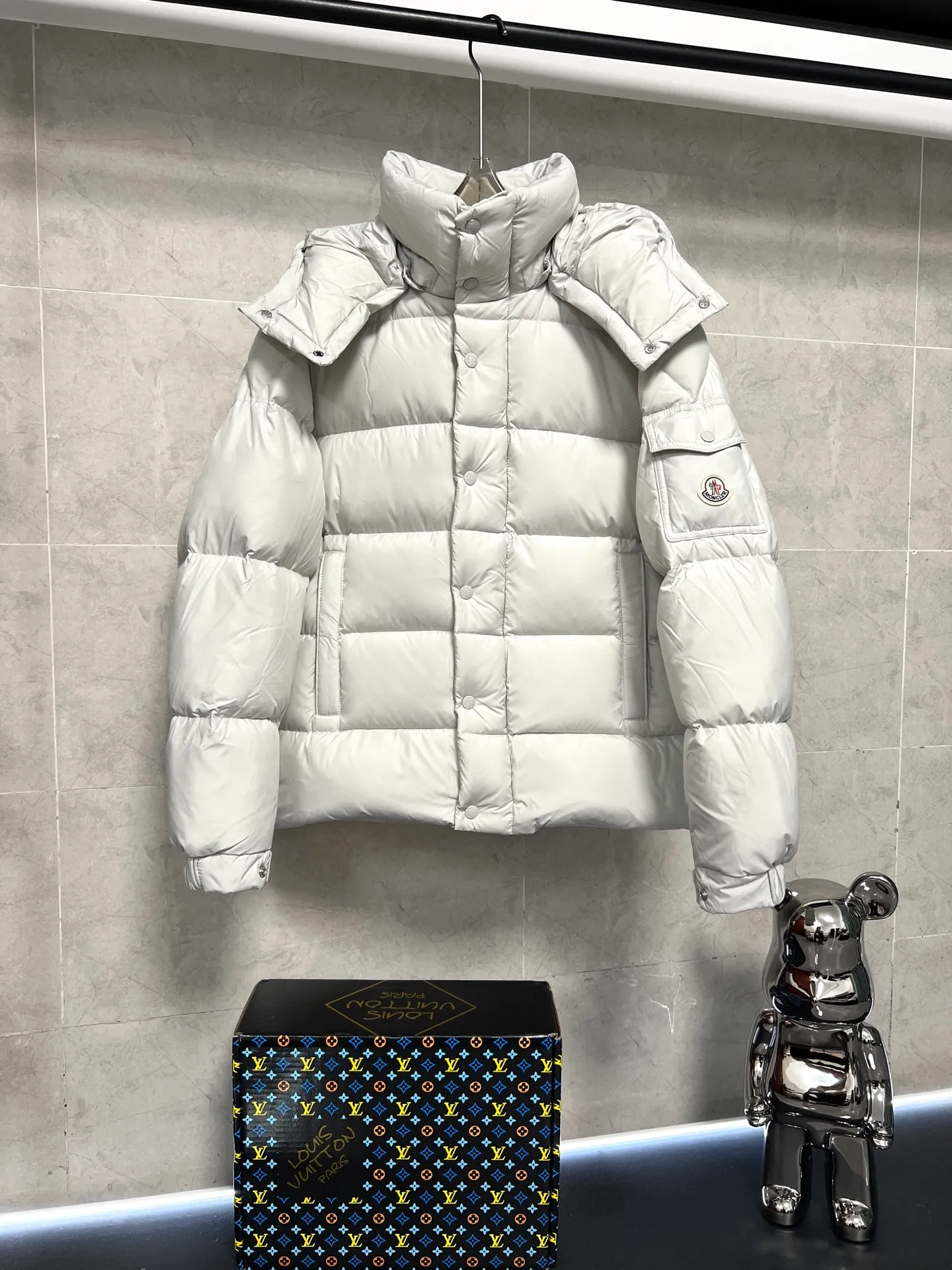 P800 Moncler matte Maya short down jacket. This short parka down jacket is made of longueSaion fabric. The garment is full of functional details to ensure warmth and care. Features removable hood, zip pockets, adjustable cuffs, and snap-zip flap fly. Logo embellished sleeves. It adds a unique touch to the overall shape and significantly improves the protective performance. Color: Black White Pink Pearl White Size: 12345