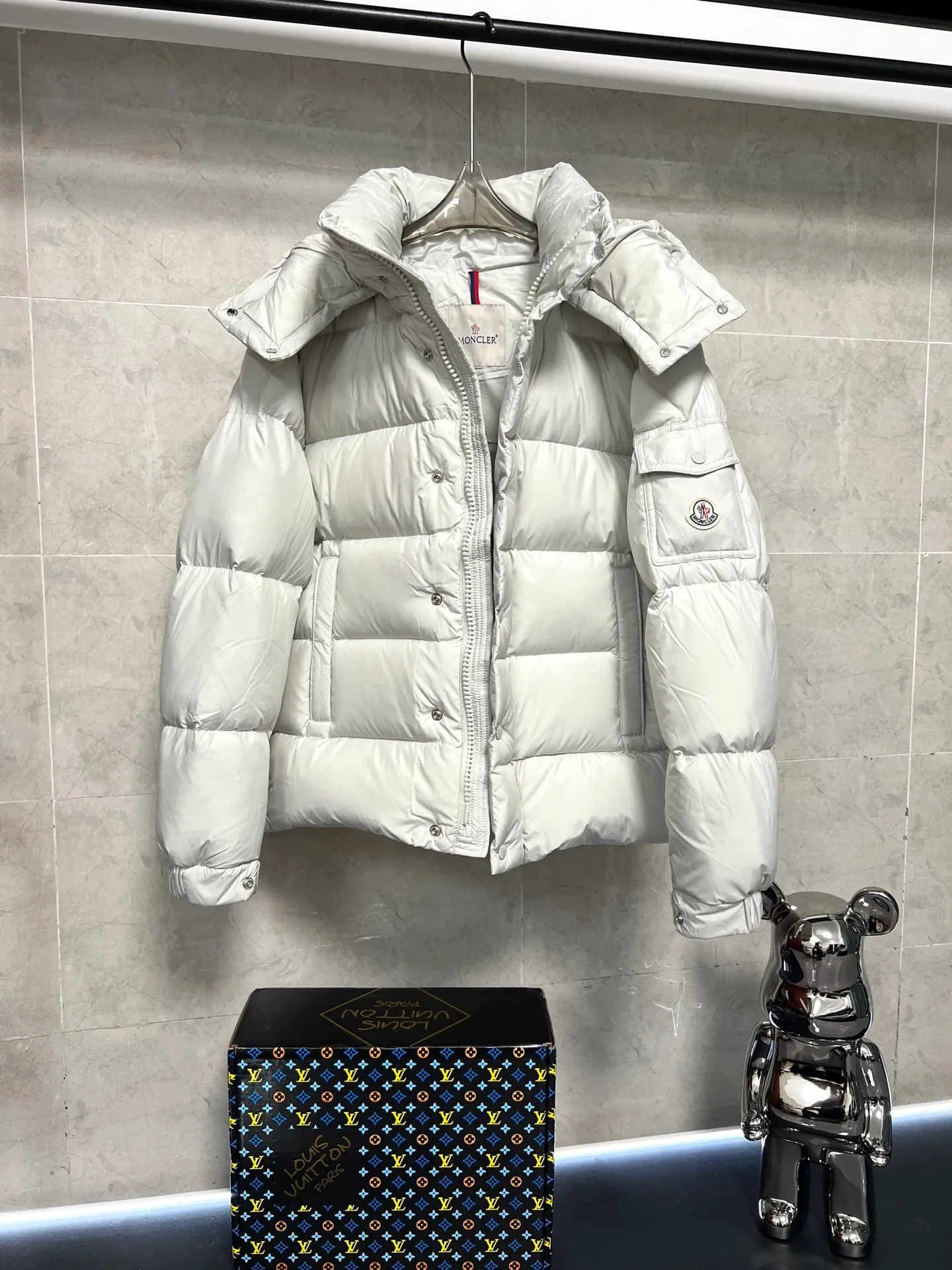 P800 Moncler matte Maya short down jacket. This short parka down jacket is made of longueSaion fabric. The garment is full of functional details to ensure warmth and care. Features removable hood, zip pockets, adjustable cuffs, and snap-zip flap fly. Logo embellished sleeves. It adds a unique touch to the overall shape and significantly improves the protective performance. Color: Black White Pink Pearl White Size: 12345