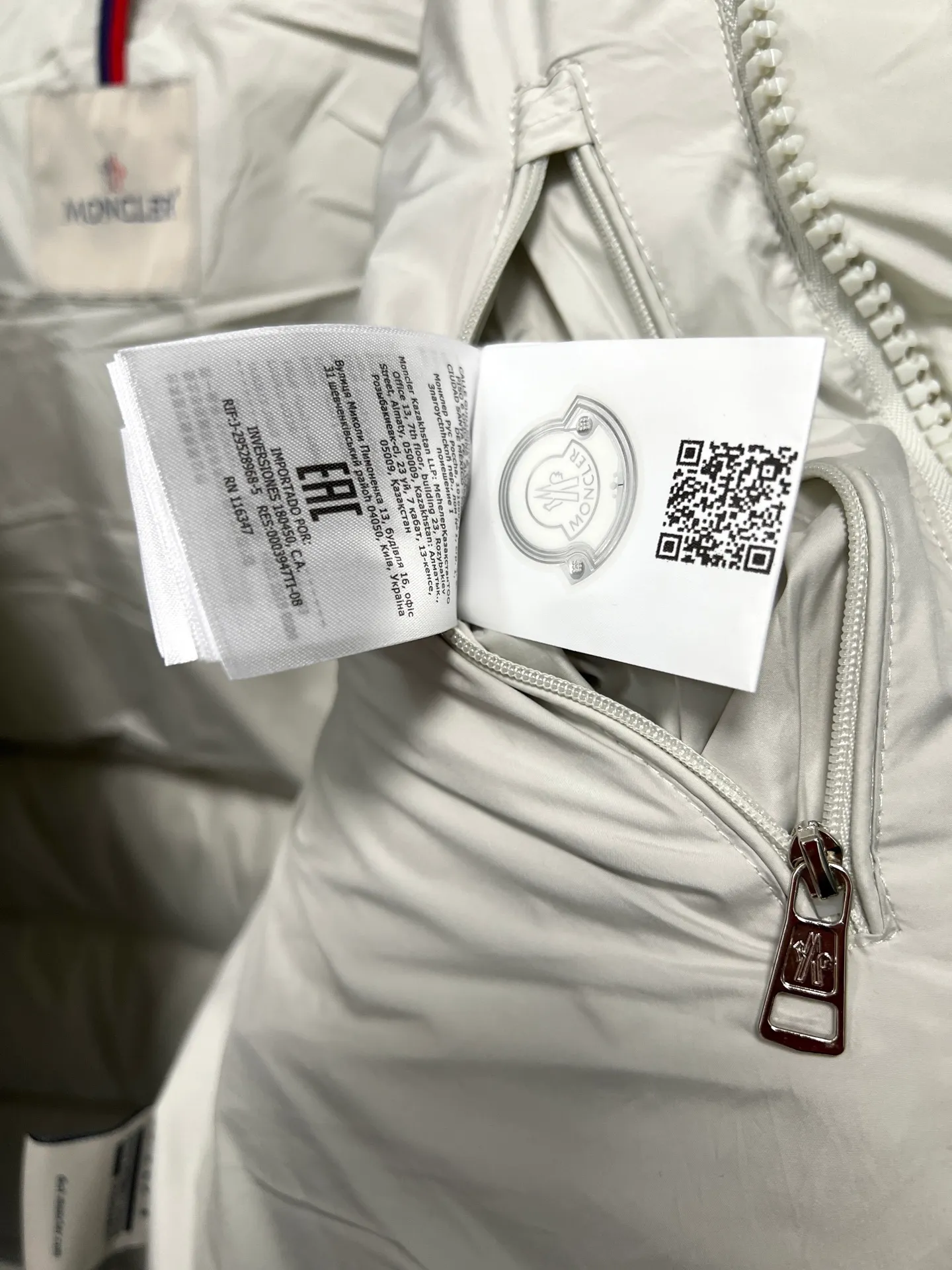 P800 Moncler matte Maya short down jacket. This short parka down jacket is made of longueSaion fabric. The garment is full of functional details to ensure warmth and care. Features removable hood, zip pockets, adjustable cuffs, and snap-zip flap fly. Logo embellished sleeves. It adds a unique touch to the overall shape and significantly improves the protective performance. Color: Black White Pink Pearl White Size: 12345