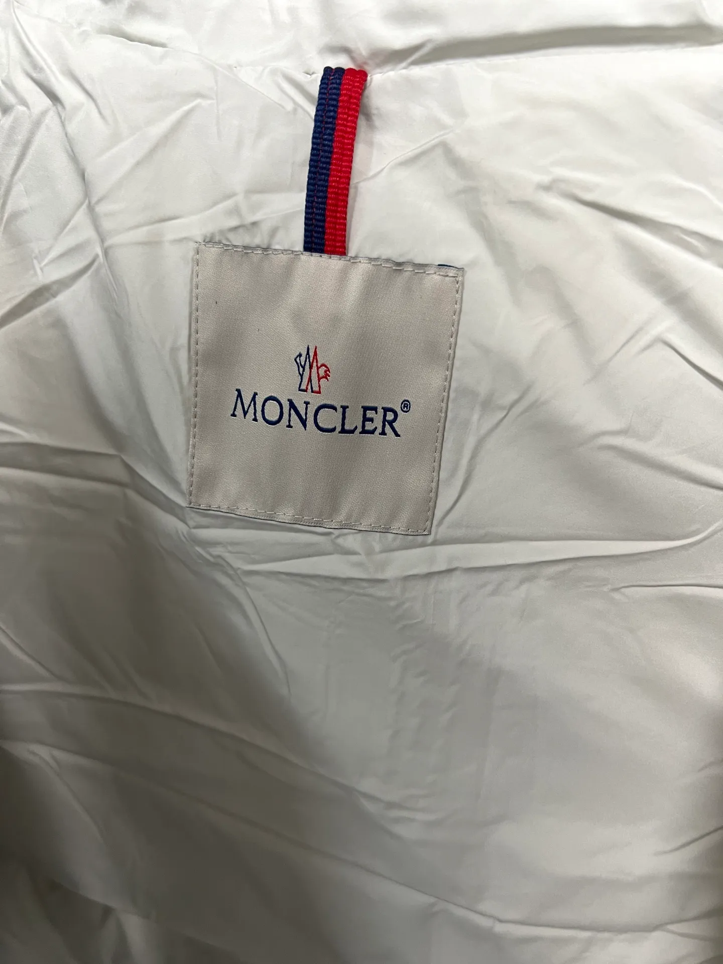 P800 Moncler matte Maya short down jacket. This short parka down jacket is made of longueSaion fabric. The garment is full of functional details to ensure warmth and care. Features removable hood, zip pockets, adjustable cuffs, and snap-zip flap fly. Logo embellished sleeves. It adds a unique touch to the overall shape and significantly improves the protective performance. Color: Black White Pink Pearl White Size: 12345