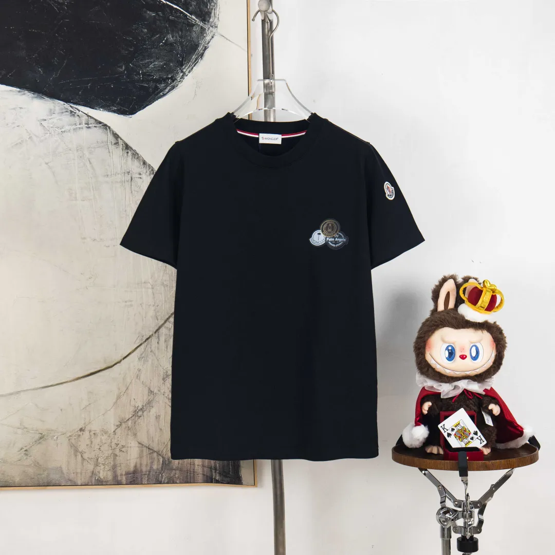 P190 zp version [exclusive supply] MONCLER/muzzled 300g round neck short-sleeved T-shirt brand classic emblem letter LOGO embossed process official synchronization high version high quality fashionable personality versatile trend pure original quality original fabric hang tag collar label washed wheat three standards complete Color: Black. White. Size: S M L XL XXL Number: WS10011