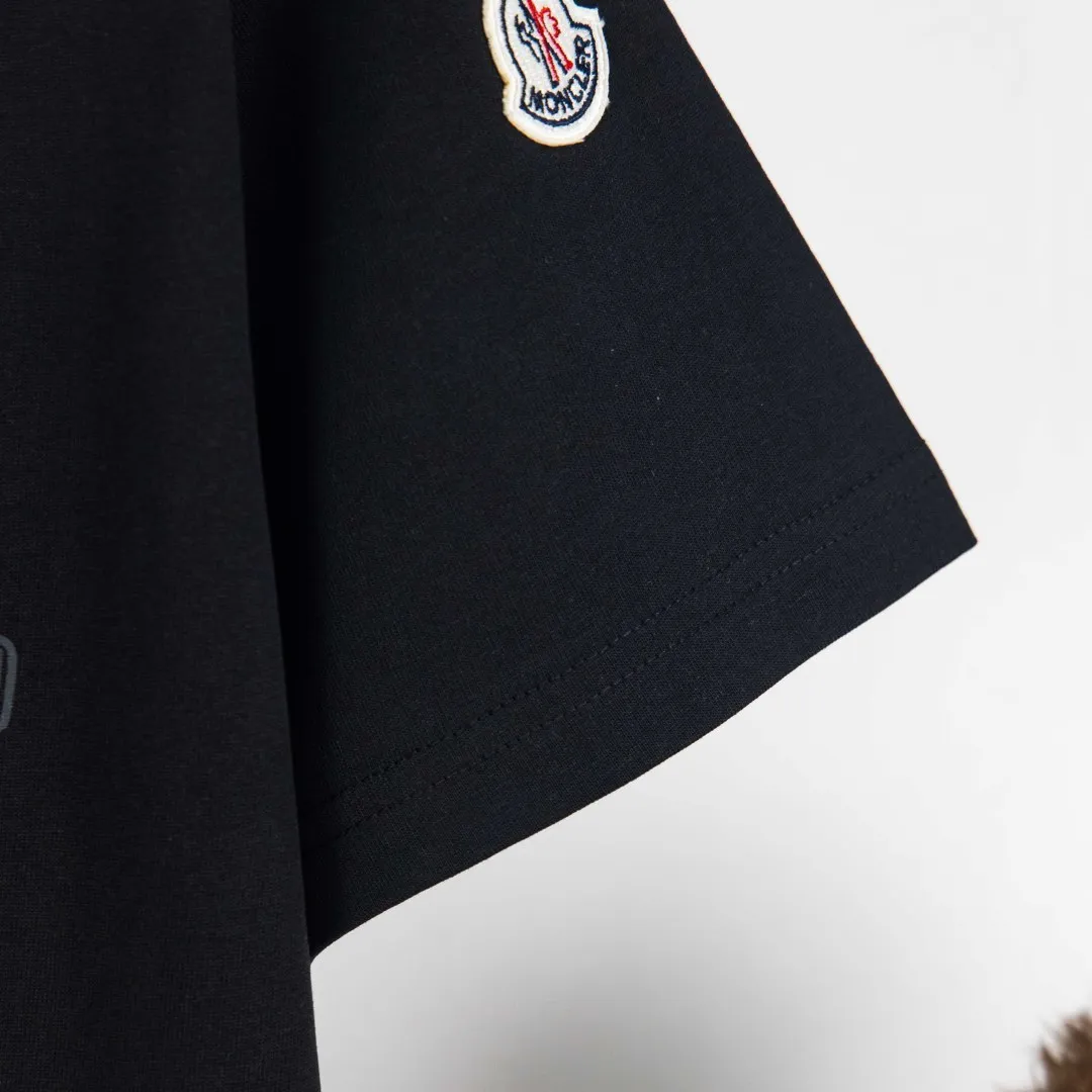 P190 zp version [exclusive supply] MONCLER/muzzled 300g round neck short-sleeved T-shirt brand classic emblem letter LOGO embossed process official synchronization high version high quality fashionable personality versatile trend pure original quality original fabric hang tag collar label washed wheat three standards complete Color: Black. White. Size: S M L XL XXL Number: WS10011