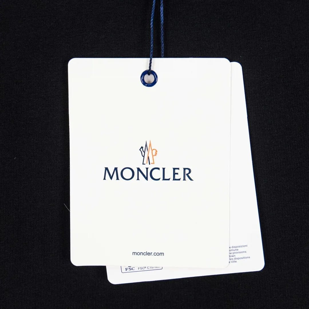 P190 zp version [exclusive supply] MONCLER/muzzled 300g round neck short-sleeved T-shirt brand classic emblem letter LOGO embossed process official synchronization high version high quality fashionable personality versatile trend pure original quality original fabric hang tag collar label washed wheat three standards complete Color: Black. White. Size: S M L XL XXL Number: WS10011