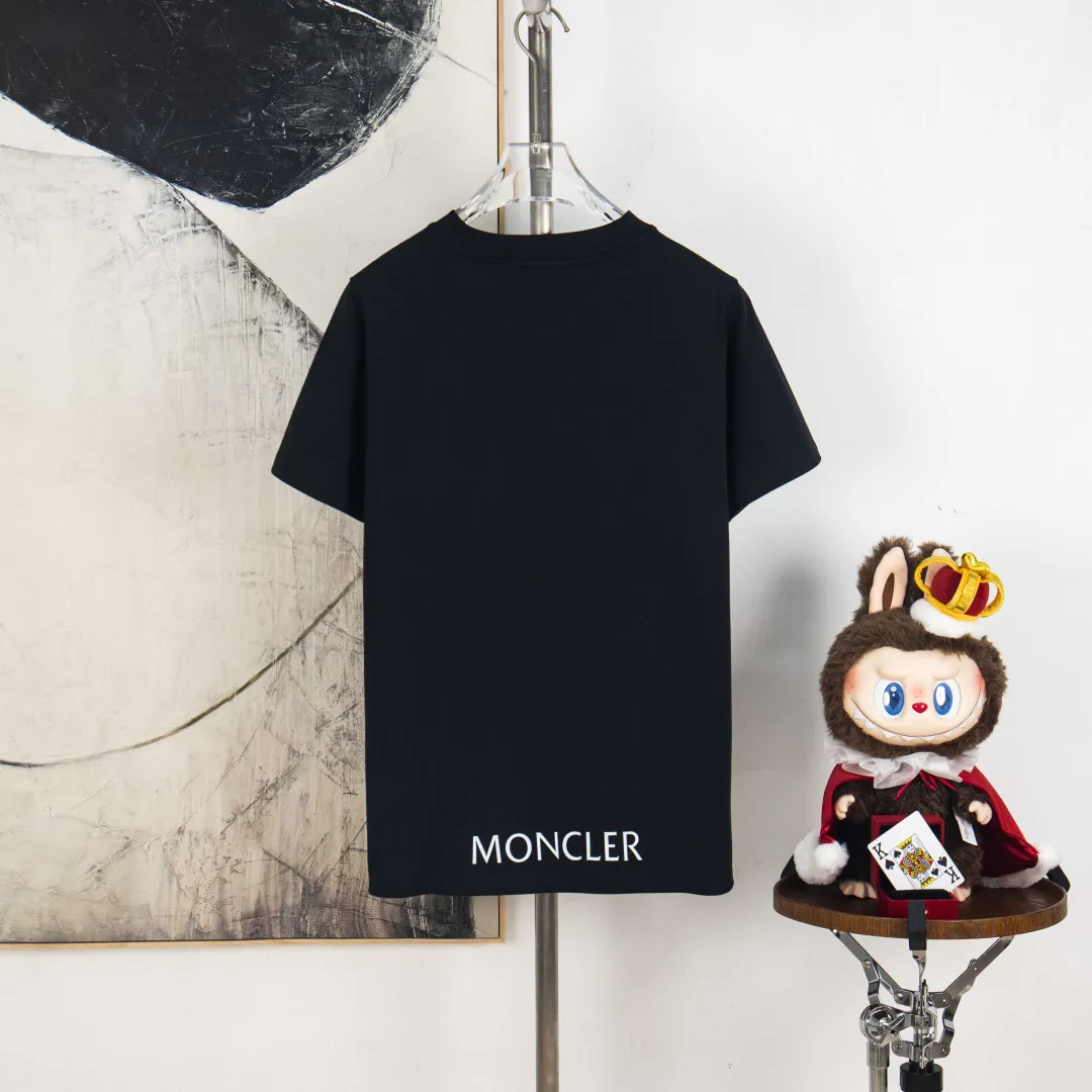P190 zp version [exclusive supply] MONCLER/muzzled 300g round neck short-sleeved T-shirt brand classic emblem letter LOGO embossed process official synchronization high version high quality fashionable personality versatile trend pure original quality original fabric hang tag collar label washed wheat three standards complete Color: Black. White. Size: S M L XL XXL Number: WS10011