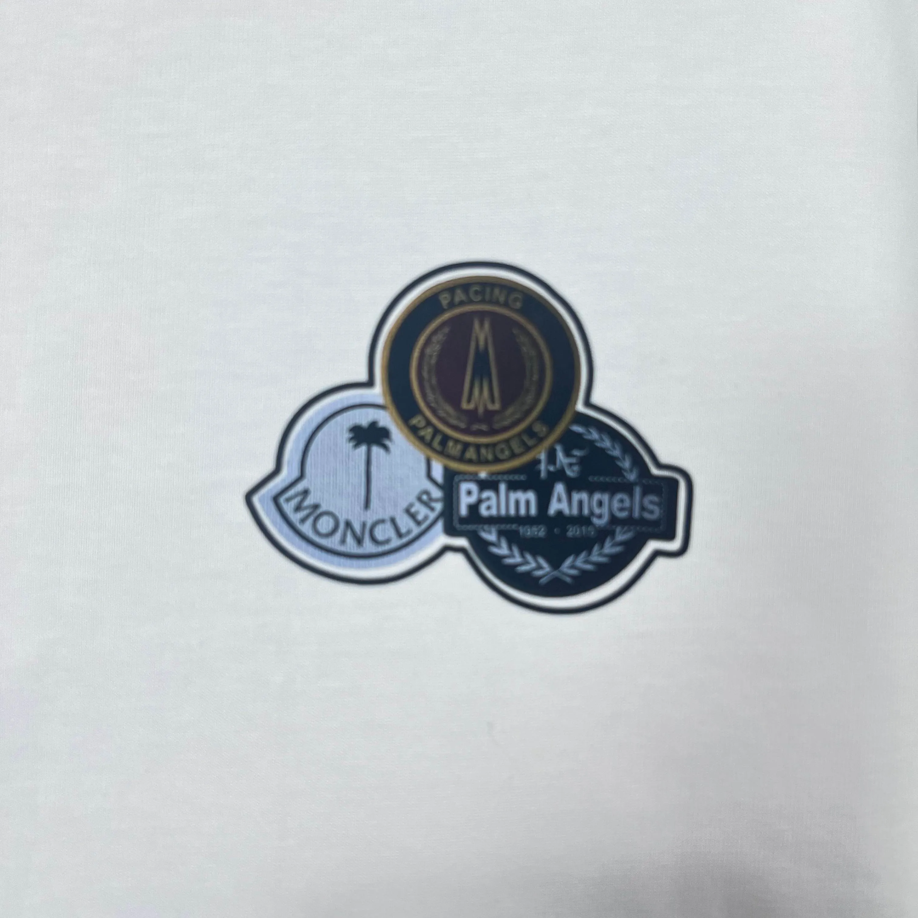 P150 MONCLER/Muzzled 300g pure cotton round neck short-sleeved T-shirt Brand classic Badge letter LOGO embossed process 2025ss official synchronization High version High quality Fashionable personality Versatile trend Pure original quality Original fabric Hang tag Collar label Washed wheat Complete three standards Color: Black. White. Size: S M L XL XXL