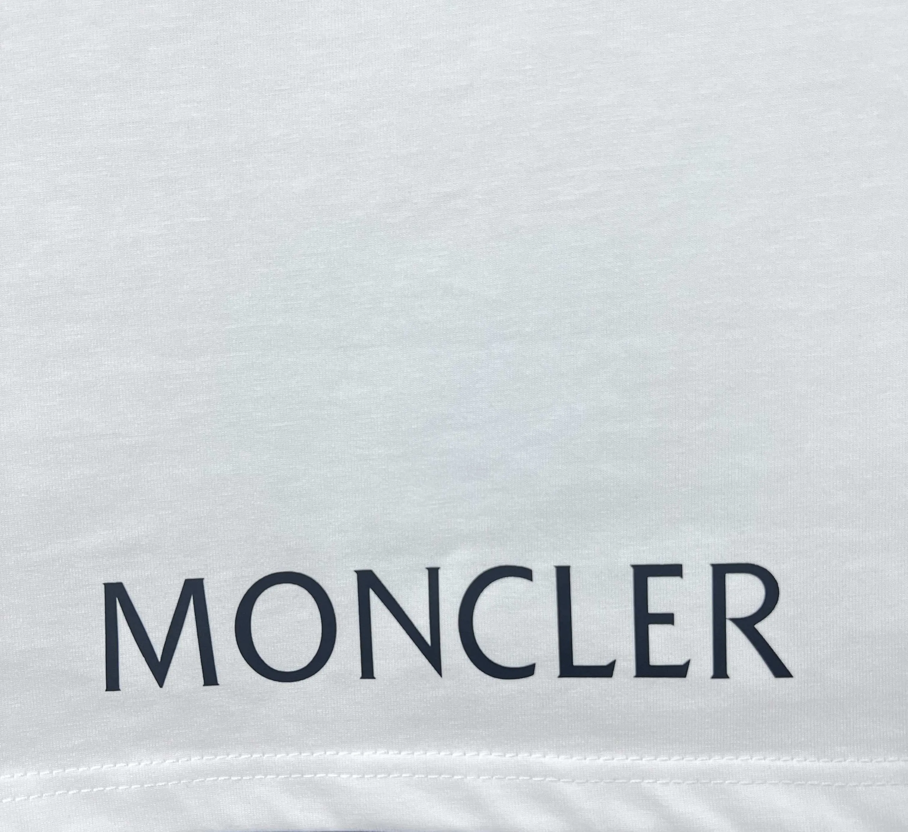 P150 MONCLER/Muzzled 300g pure cotton round neck short-sleeved T-shirt Brand classic Badge letter LOGO embossed process 2025ss official synchronization High version High quality Fashionable personality Versatile trend Pure original quality Original fabric Hang tag Collar label Washed wheat Complete three standards Color: Black. White. Size: S M L XL XXL