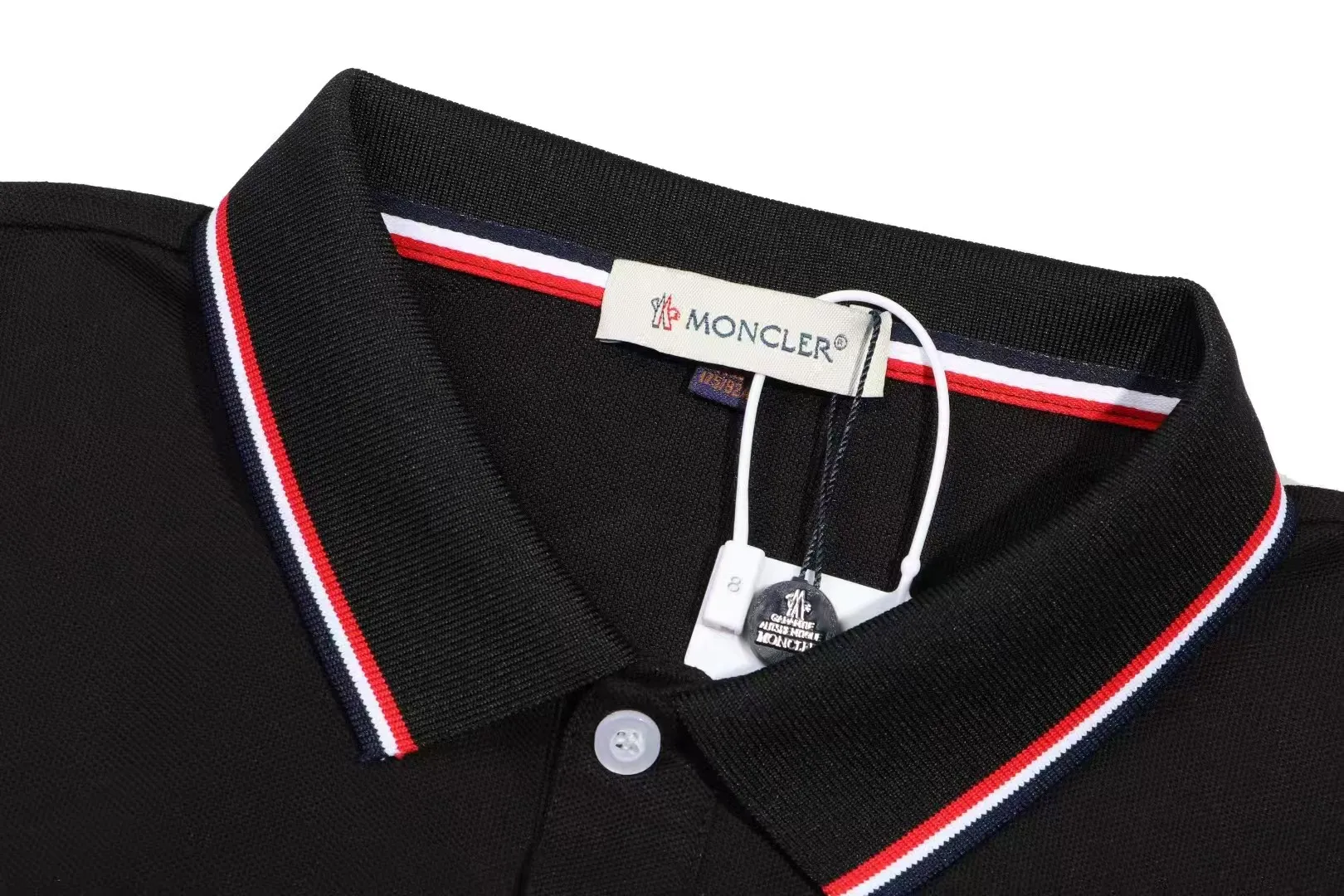 P200 New in stock】𝐌𝐎𝐍𝐂𝐋𝐄𝐑~Mengkou #2025 New high-quality lapel long-sleeved POLO shirt in early spring, custom-made fabrics at the counter. Highly breathable and comfortable, with impeccable details. The brand's simple element design concept reflects high quality. It feels delicate and soft! It presents a casual cut and the upper body shape is great! The chest is filled with three-dimensional embroidery of the brand LOGO to highlight quality and luxury. Color: black, white Size: M~L~XL~2XL~3XL