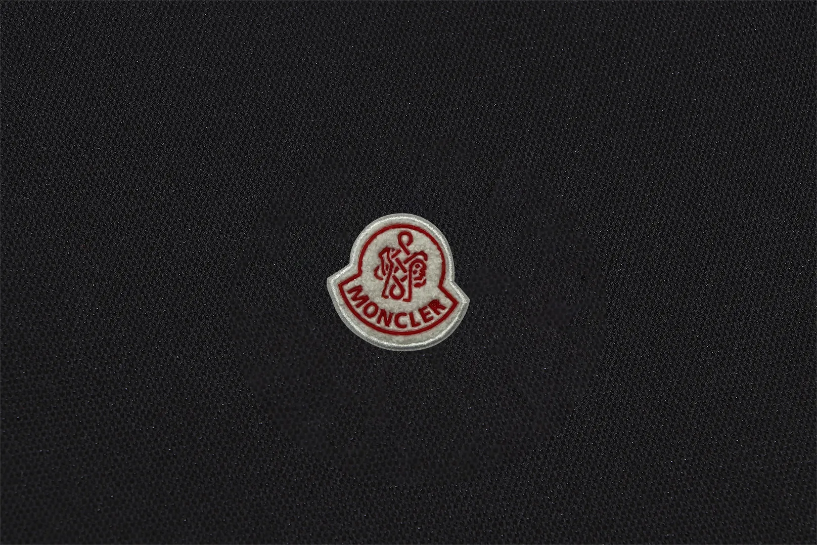 P200 New in stock】𝐌𝐎𝐍𝐂𝐋𝐄𝐑~Mengkou #2025 New high-quality lapel long-sleeved POLO shirt in early spring, custom-made fabrics at the counter. Highly breathable and comfortable, with impeccable details. The brand's simple element design concept reflects high quality. It feels delicate and soft! It presents a casual cut and the upper body shape is great! The chest is filled with three-dimensional embroidery of the brand LOGO to highlight quality and luxury. Color: black, white Size: M~L~XL~2XL~3XL