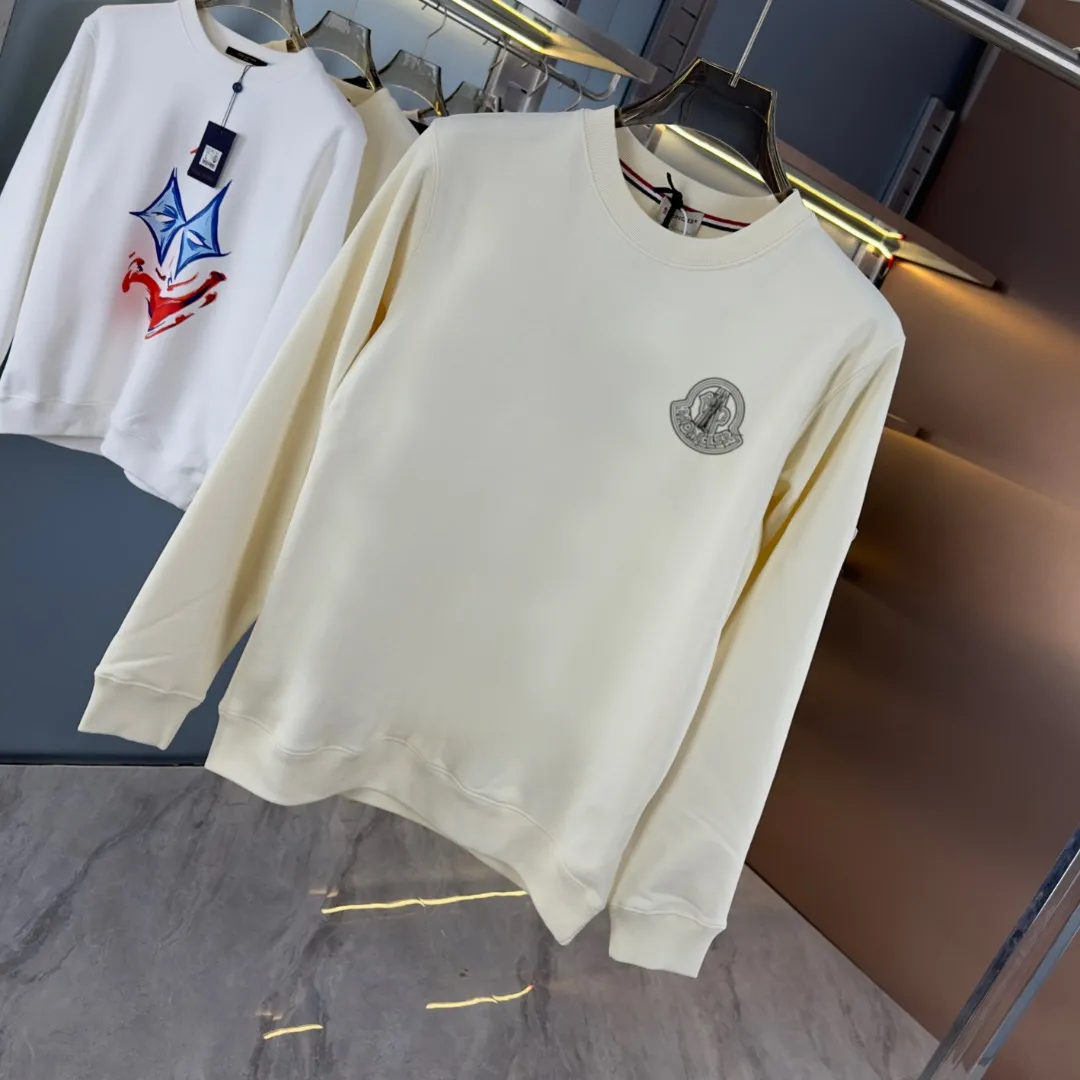 P210 High-version sweatshirt) [Long-term stock] 〖𝐌𝐎𝐍𝐂𝐋𝐄𝐑~Mask〗 Made of 440g heavy-weight fabric. It is different from the market currency. It can be matched with any variety and is properly handsome. 😎The whole dress is made of double waistcoats. The double waistcoats make the whole dress more three-dimensional. Not ordinary factories can do such fine work. 2025 Spring runway version of the T stage, on sale at the counter, round neck terry sweatshirt, high-end double-strand pure cotton, custom-made stretch ribs, dyed in the same vat, complete with three standards, matched with exquisite embroidered LOGO on the chest, simple and advanced, same style for men and women. Color: black, apricot, white, size: S M L XL 2XL