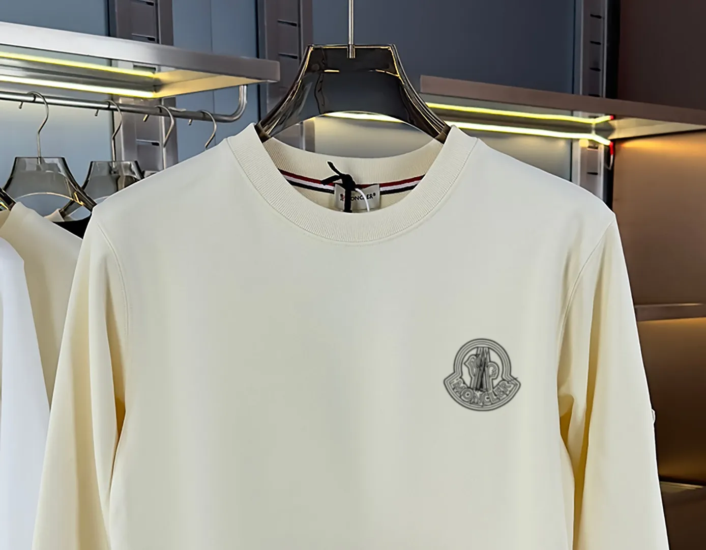 P210 High-version sweatshirt) [Long-term stock] 〖𝐌𝐎𝐍𝐂𝐋𝐄𝐑~Mask〗 Made of 440g heavy-weight fabric. It is different from the market currency. It can be matched with any variety and is properly handsome. 😎The whole dress is made of double waistcoats. The double waistcoats make the whole dress more three-dimensional. Not ordinary factories can do such fine work. 2025 Spring runway version of the T stage, on sale at the counter, round neck terry sweatshirt, high-end double-strand pure cotton, custom-made stretch ribs, dyed in the same vat, complete with three standards, matched with exquisite embroidered LOGO on the chest, simple and advanced, same style for men and women. Color: black, apricot, white, size: S M L XL 2XL
