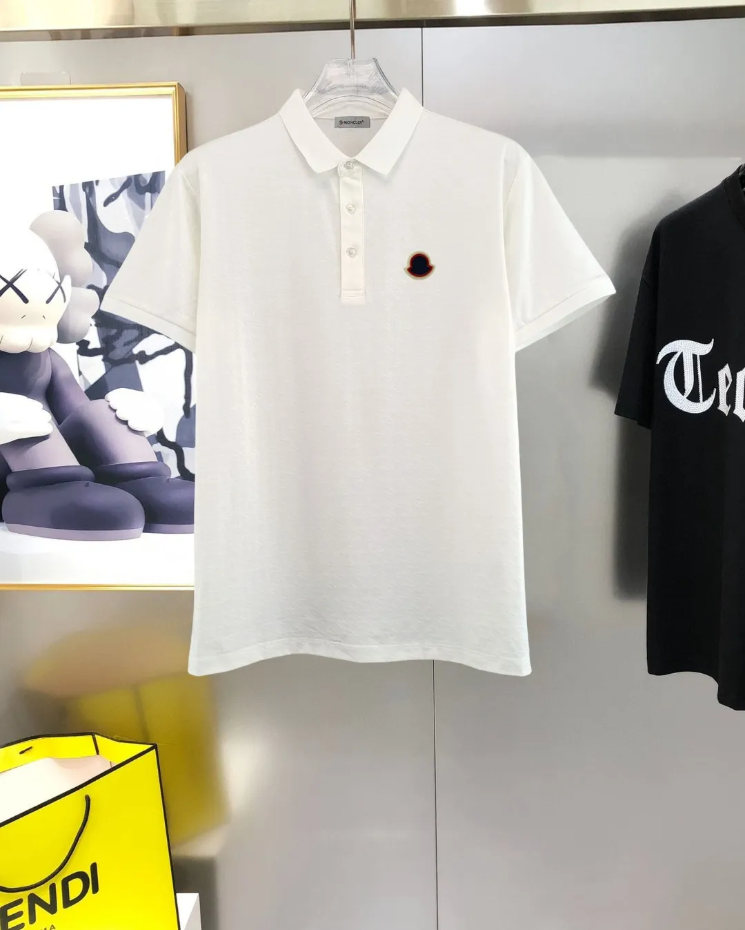 P210 Moncler 25 spring and summer top counter round neck short-sleeved T-shirt (complete with 3 labels) is made of imported Tencel cotton + jacquard fabric, original counter fabric, super brand recognition, high street and exquisite style, it will definitely become the best choice for high street appearances, short-sleeved T-shirt for couples. The fabric is light and refreshing, has a strong say in texture and comfort, has a delicate feel, is comfortable to wear, and has a good upper body effect. The mercerized cotton fabric has a very soft hand feel and the upper body is cool. This is the first time I have gotten such functional fabric in a long time. It is really good! It’s not a cheap style or material, you will definitely like it if you are trendy!  Made with the fusion of top elements, the upper body comfort is unparalleled. It can be said that it is a must-have in summer, and it is more fashionable and can easily create a fashionable outfit. It interprets your luxury and taste and creates your fashionable charm. Fashionable round neck chest T-shirt This T-shirt has exquisite craftsmanship and full design sense! The matching is trendy and stylish! This must-have item has an elegant upper body, looks good both inside and outside, and combines fashion and comfort. It looks like a basic couple’s T-shirt, but it’s actually not. It can be worn alone. It’s no problem to wear it in one piece for all seasons. The product is really, really good! It comes from the original factory. There are not many pieces that you can count on your fingers. Whether you can own it depends on your hand speed. It is flat and snug and not easy to deform. The brand logo remains the same, creating an alternative luxury fashion atmosphere and becoming a new concept emerging in 2025. Available in two colors: white and black. Size: M L XL 2XL 3XL