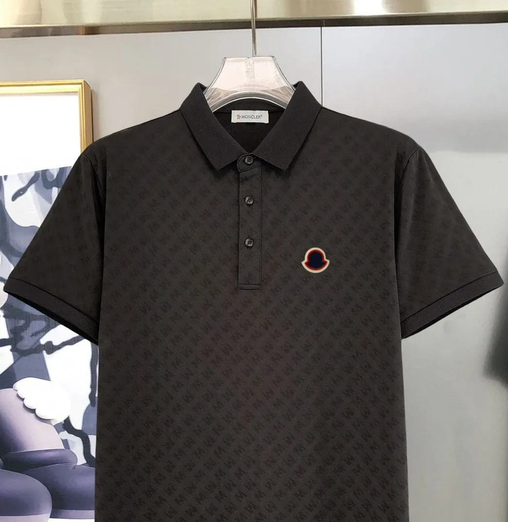 P210 Moncler 25 spring and summer top counter round neck short-sleeved T-shirt (complete with 3 labels) is made of imported Tencel cotton + jacquard fabric, original counter fabric, super brand recognition, high street and exquisite style, it will definitely become the best choice for high street appearances, short-sleeved T-shirt for couples. The fabric is light and refreshing, has a strong say in texture and comfort, has a delicate feel, is comfortable to wear, and has a good upper body effect. The mercerized cotton fabric has a very soft hand feel and the upper body is cool. This is the first time I have gotten such functional fabric in a long time. It is really good! It’s not a cheap style or material, you will definitely like it if you are trendy!  Made with the fusion of top elements, the upper body comfort is unparalleled. It can be said that it is a must-have in summer, and it is more fashionable and can easily create a fashionable outfit. It interprets your luxury and taste and creates your fashionable charm. Fashionable round neck chest T-shirt This T-shirt has exquisite craftsmanship and full design sense! The matching is trendy and stylish! This must-have item has an elegant upper body, looks good both inside and outside, and combines fashion and comfort. It looks like a basic couple’s T-shirt, but it’s actually not. It can be worn alone. It’s no problem to wear it in one piece for all seasons. The product is really, really good! It comes from the original factory. There are not many pieces that you can count on your fingers. Whether you can own it depends on your hand speed. It is flat and snug and not easy to deform. The brand logo remains the same, creating an alternative luxury fashion atmosphere and becoming a new concept emerging in 2025. Available in two colors: white and black. Size: M L XL 2XL 3XL