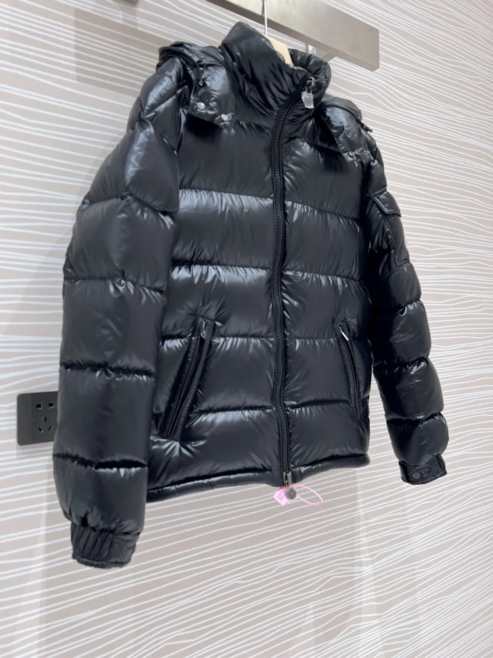 P780 MONCLER Meng Maya Down Jacket: Color/Black Size: M. L. Zipper pendant with custom logo Fabric: 400D bright nylon, anti-fouling, anti-wrinkle, waterproof and windproof, very wear-resistant, breathable and comfortable.           Embroidery: Straight lines, smooth curves, dense and neat stitches, no jagged edges, flat embroidery surface, no skewed threads, consistent stitch length, no bottom exposed, no overlap, smooth embroidery surface, no ink marks and other stains. Advanced imported embroidery machines are used to ensure embroidery quality.