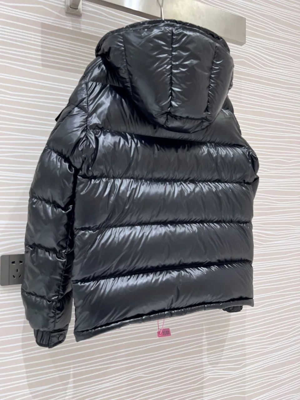 P780 MONCLER Meng Maya Down Jacket: Color/Black Size: M. L. Zipper pendant with custom logo Fabric: 400D bright nylon, anti-fouling, anti-wrinkle, waterproof and windproof, very wear-resistant, breathable and comfortable.           Embroidery: Straight lines, smooth curves, dense and neat stitches, no jagged edges, flat embroidery surface, no skewed threads, consistent stitch length, no bottom exposed, no overlap, smooth embroidery surface, no ink marks and other stains. Advanced imported embroidery machines are used to ensure embroidery quality.