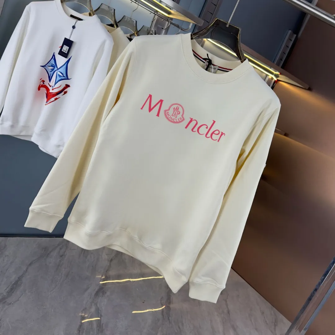 P210 high version sweatshirt) 📦With exclusive picture packaging📦 [Long-term ready stock] Upgraded version "Mobile phone smart sensor ~ NFC chip armband ~ Direct access to the official website anti-counterfeiting" 〖 𝐌𝐎𝐍𝐂𝐋𝐄𝐑 ~ Mouth covering〗 2025 new high quality, using 450g heavyweight fabric Different from the market currency, you can mix and match everything at will and you will be handsome😎The whole clothes is made of double waistcoats. The double waistcoats make the whole dress more three-dimensional. It is not an ordinary factory that can do such fine work. 2025 autumn and winter new style, on sale at the counter, exquisite printed round neck terry sweatshirt. High-end double-ply cotton. Customized stretch ribs are dyed in the same vat. Three standards are complete. It is matched with digital printing patterns and is very breathable. Same style for men and women. Color: black, white, apricot. Size: S M L XL 2XL