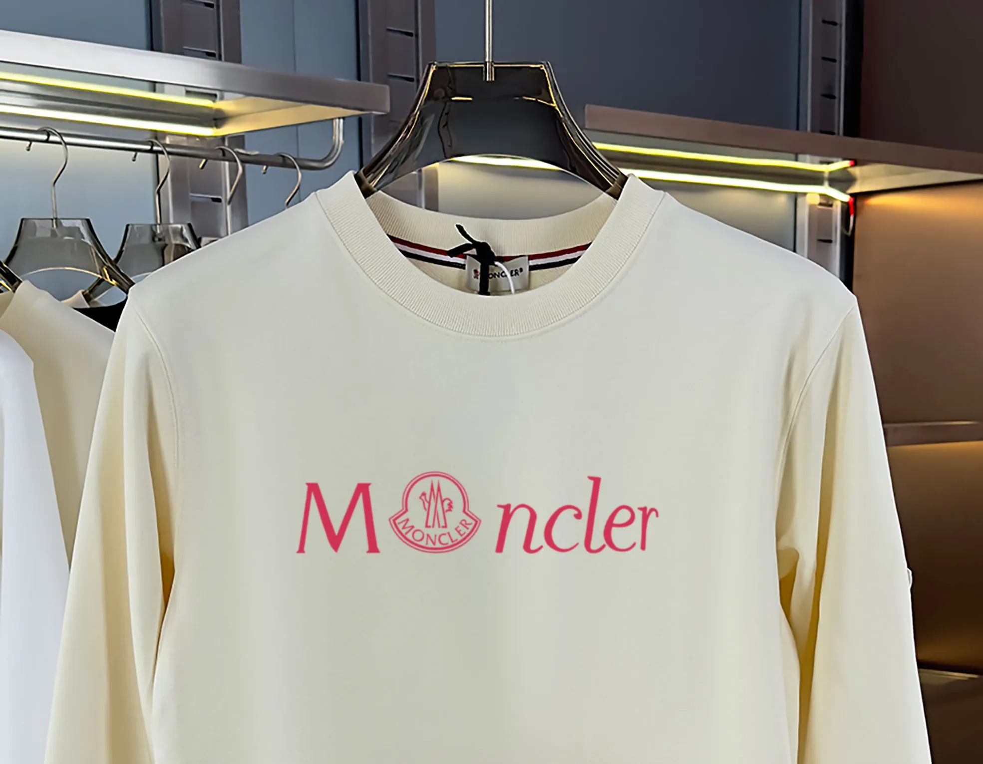P210 high version sweatshirt) 📦With exclusive picture packaging📦 [Long-term ready stock] Upgraded version "Mobile phone smart sensor ~ NFC chip armband ~ Direct access to the official website anti-counterfeiting" 〖 𝐌𝐎𝐍𝐂𝐋𝐄𝐑 ~ Mouth covering〗 2025 new high quality, using 450g heavyweight fabric Different from the market currency, you can mix and match everything at will and you will be handsome😎The whole clothes is made of double waistcoats. The double waistcoats make the whole dress more three-dimensional. It is not an ordinary factory that can do such fine work. 2025 autumn and winter new style, on sale at the counter, exquisite printed round neck terry sweatshirt. High-end double-ply cotton. Customized stretch ribs are dyed in the same vat. Three standards are complete. It is matched with digital printing patterns and is very breathable. Same style for men and women. Color: black, white, apricot. Size: S M L XL 2XL