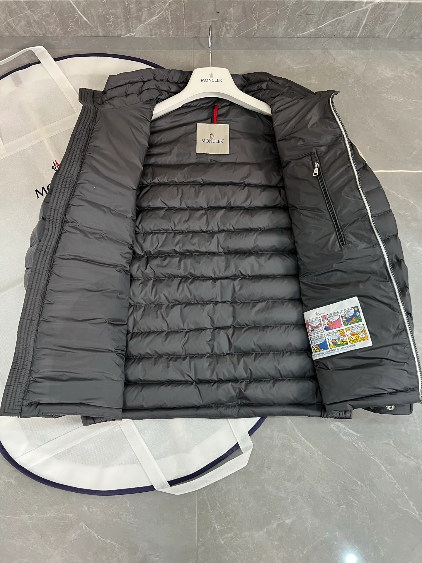 The Arnique hooded down jacket with polyester outer fabric is Moncler's classic men's design.   P780