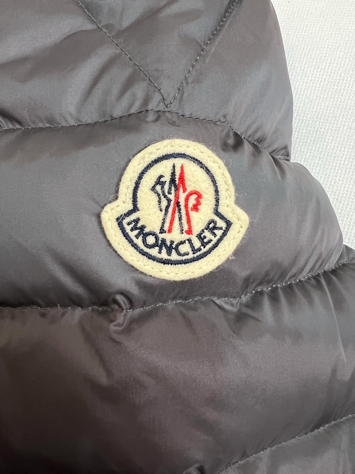 The Arnique hooded down jacket with polyester outer fabric is Moncler's classic men's design.   P780
