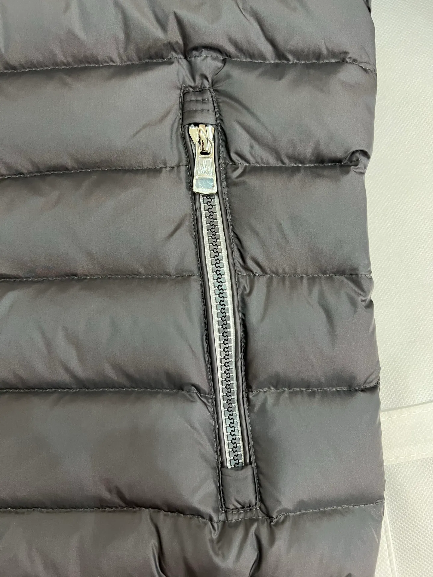 The Arnique hooded down jacket with polyester outer fabric is Moncler's classic men's design.   P780