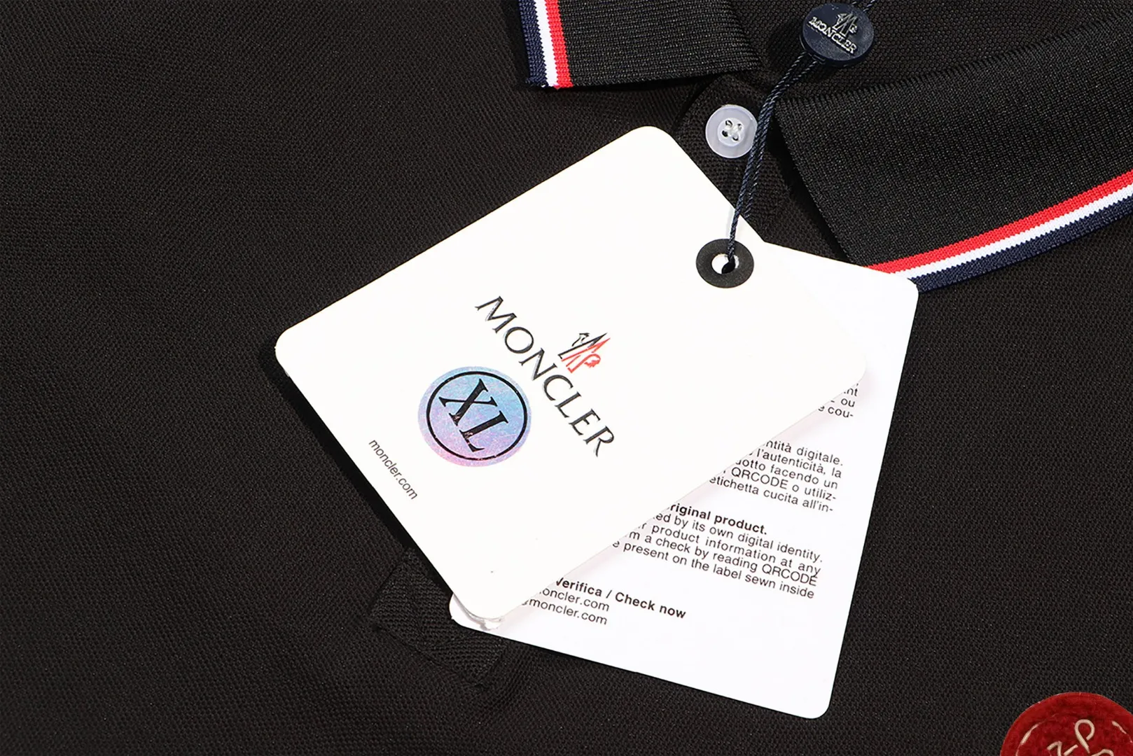 P200 New in stock】𝐌𝐎𝐍𝐂𝐋𝐄𝐑~Mengkou #2025 New high-quality lapel long-sleeved POLO shirt in early spring, custom-made fabrics at the counter. Highly breathable and comfortable, with impeccable details. The brand's simple element design concept reflects high quality. It feels delicate and soft! It presents a casual cut and the upper body shape is great! The chest is filled with three-dimensional embroidery of the brand LOGO to highlight quality and luxury. Color: black, white Size: M~L~XL~2XL~3XL