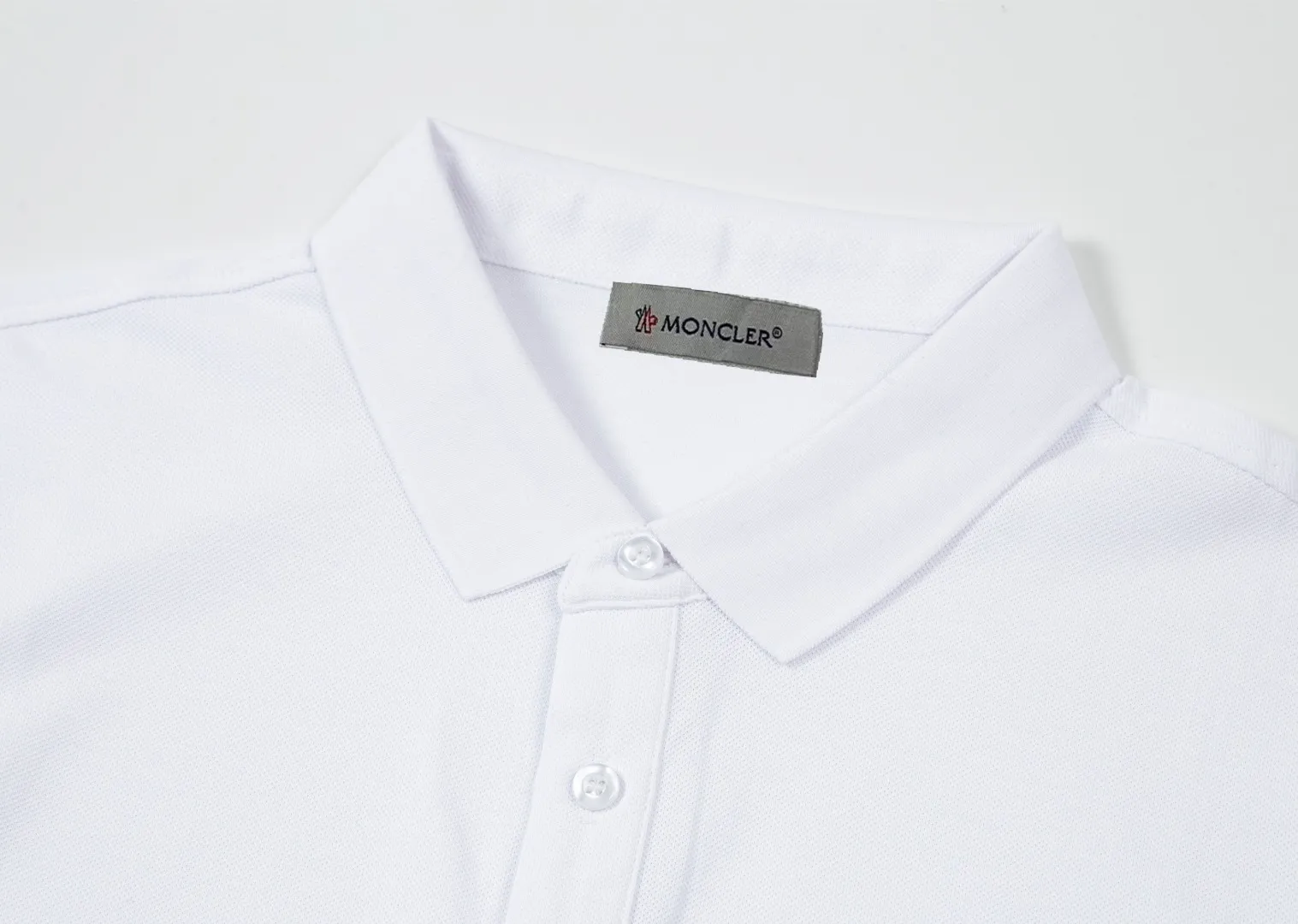 P180 Moncler Moncler classic LOGO exquisite Polo shirt upgraded, inspired by the retro of the 1980s. Original fabric Official same style Customized same vat dyed fabric Very comfortable to the touch Latest brick cabinet synchronization for spring and summer Fashionable and personalized Super versatile and good-looking Suitable for both men and women A must-have style Tag Collar label Washed wheat Complete with three labels Color: White Black Size: M-3XL