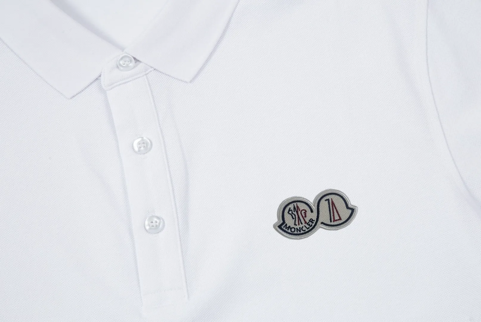 P180 Moncler Moncler classic LOGO exquisite Polo shirt upgraded, inspired by the retro of the 1980s. Original fabric Official same style Customized same vat dyed fabric Very comfortable to the touch Latest brick cabinet synchronization for spring and summer Fashionable and personalized Super versatile and good-looking Suitable for both men and women A must-have style Tag Collar label Washed wheat Complete with three labels Color: White Black Size: M-3XL