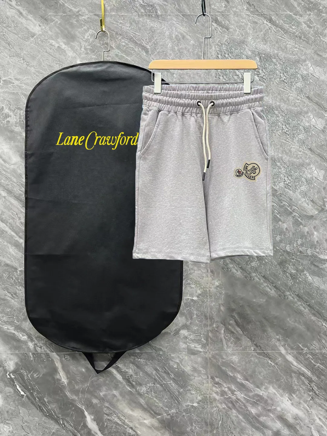 💰230 ✨MONCLER Meng Mouth SS spring and summer show style. Slim-fitting lines with exquisite logo and simple logo shorts. Domestic OEM exports. Supply top brand fabrics. 360g weight. Compatible with all body shapes. Black and white drawstring design on waist elastic band. Customized drawstring pockets with diagonal pocket design on both sides. There is also a small pocket at the rear. Color: black gray. Size S-XL