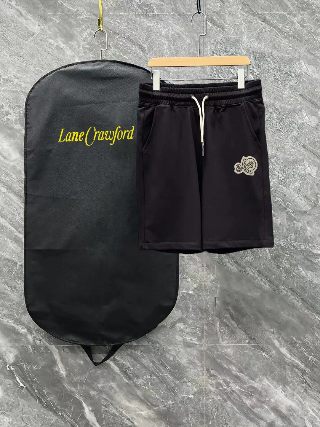 💰230 ✨MONCLER Meng Mouth SS spring and summer show style. Slim-fitting lines with exquisite logo and simple logo shorts. Domestic OEM exports. Supply top brand fabrics. 360g weight. Compatible with all body shapes. Black and white drawstring design on waist elastic band. Customized drawstring pockets with diagonal pocket design on both sides. There is also a small pocket at the rear. Color: black gray. Size S-XL