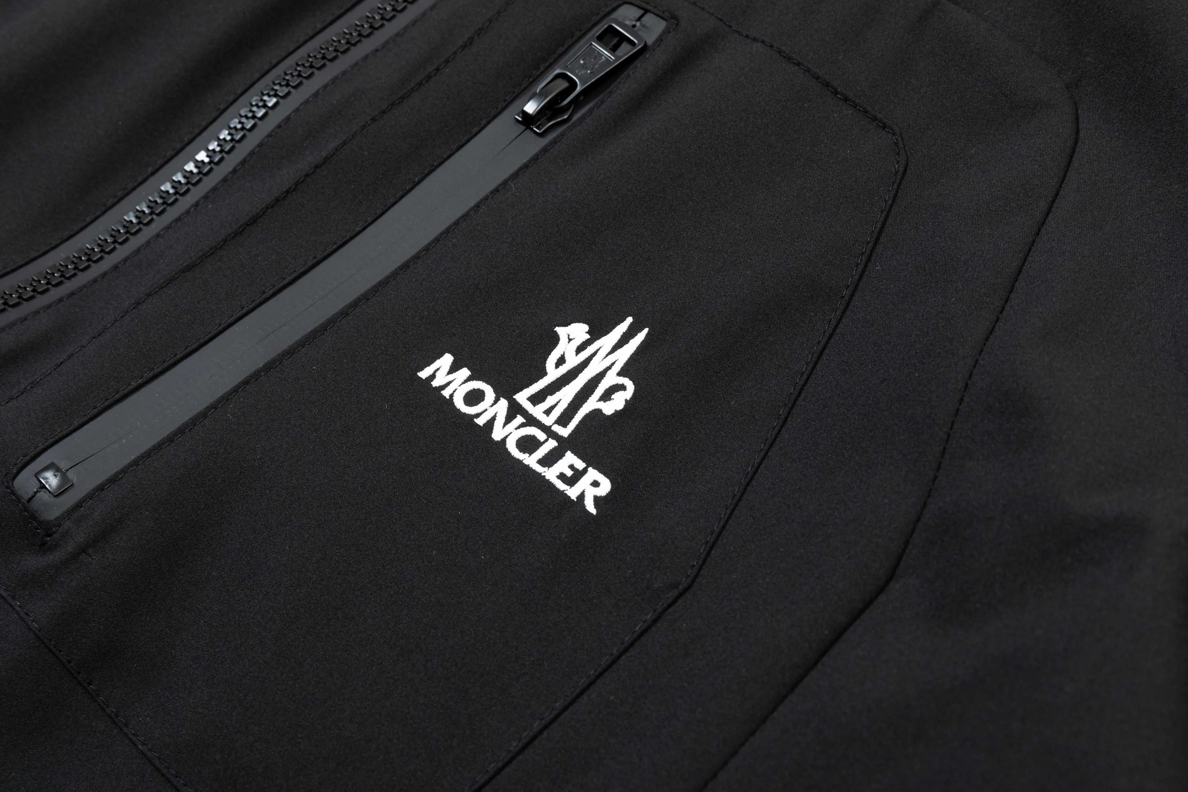 P410 2025 MONCLER new autumn and winter products Customized hardware Embroidered Logo. High-quality hooded jacket Mainly recommended version Selected custom fabrics Higher grade High-density memory brushed lining More fashionable and comfortable High-standard customization The upper body is very stylish Classic and versatile Can be matched with any fashion The fit is super good and highly recommended!  Color: White Black Size: M-3XL