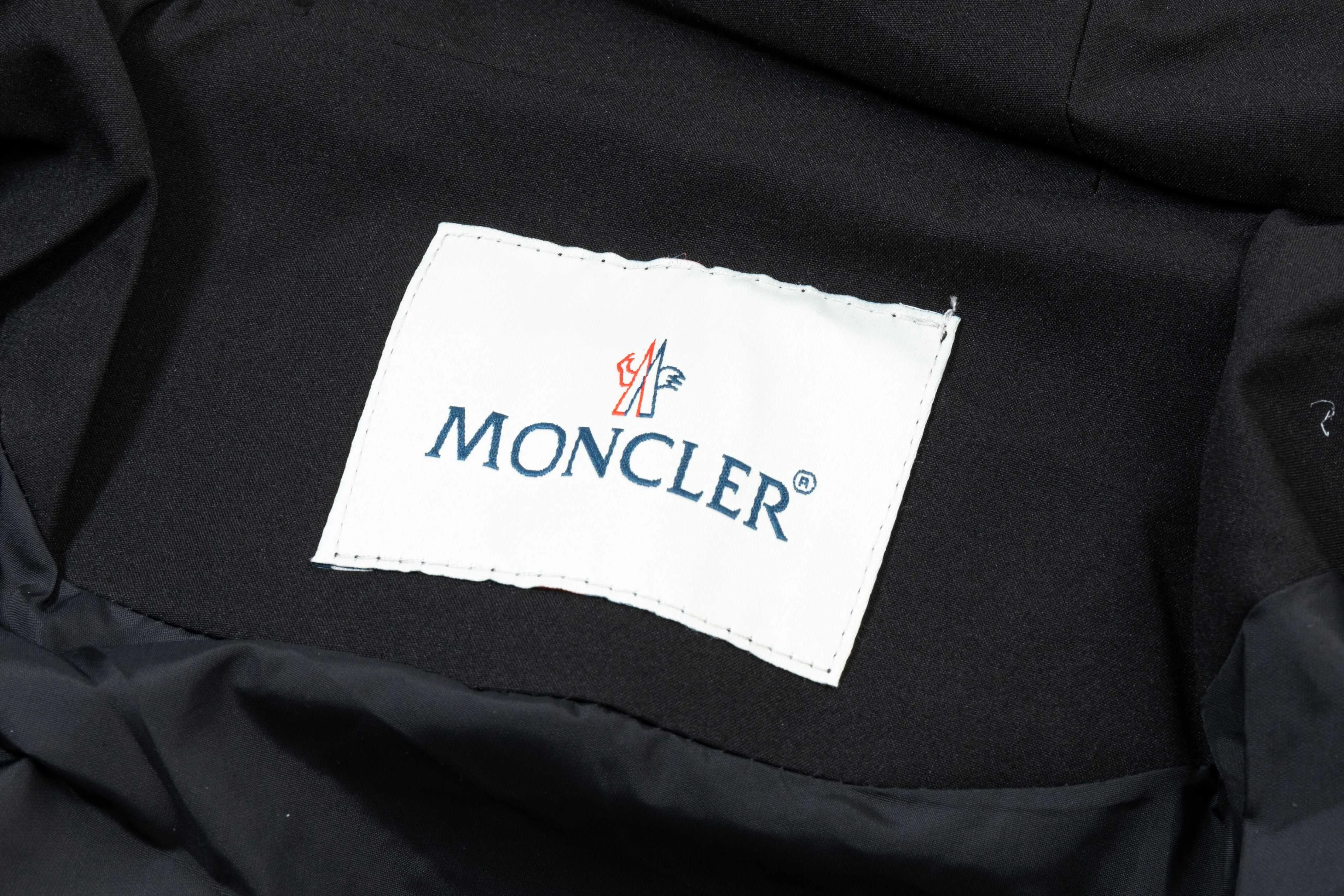 P410 2025 MONCLER new autumn and winter products Customized hardware Embroidered Logo. High-quality hooded jacket Mainly recommended version Selected custom fabrics Higher grade High-density memory brushed lining More fashionable and comfortable High-standard customization The upper body is very stylish Classic and versatile Can be matched with any fashion The fit is super good and highly recommended!  Color: White Black Size: M-3XL