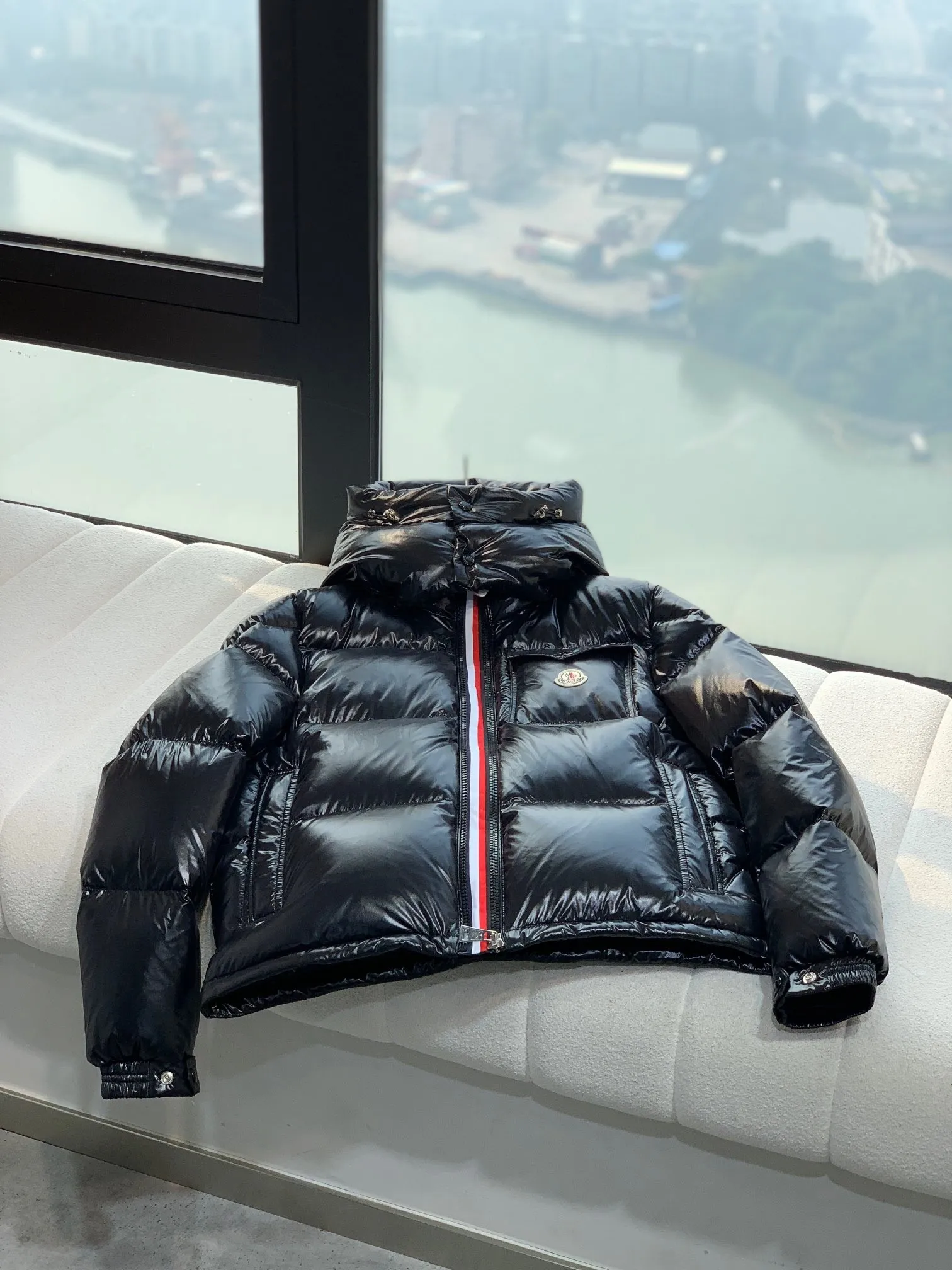 P700, moncler muzzle, 2025fw new ribbon hooded down jacket, on sale at the same time at the counter, customized fabric, 90% white goose down filling inside, warm and comfortable, double front zipper design, two zipper styles, detachable hood, complete three-label accessories, top version, same style for men and women, black, size: 1-5,