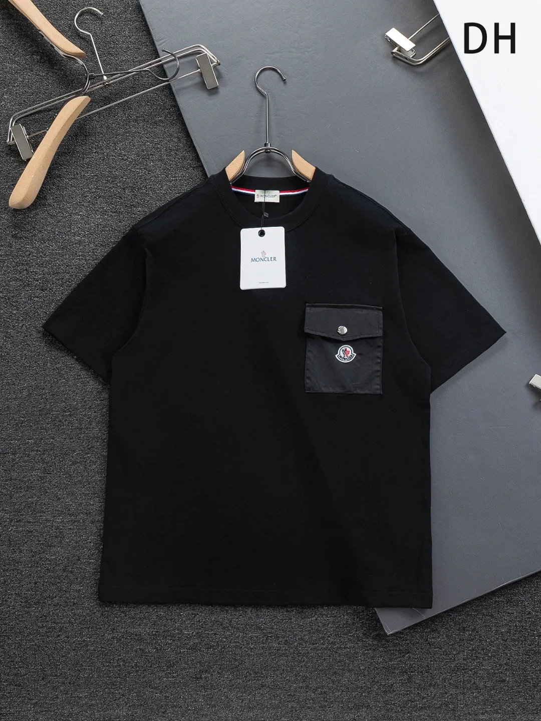 P170 Moncler Moncler high version slightly wide version S-XL moncler 26SS new products are on sale simultaneously on the official website The top and most classic chest pocket armband embroidery🪡logo round neck short sleeves, exquisite craftsmanship counter fabrics, top-notch elements, classic short sleeves complete with 3 labels, fashionable for men, unparalleled in terms of upper body comfort and existence, it can be said to be a must-have summer companion, excellent breathability and comfortable wearing feeling are unparalleled ~ Recommended! ! Timeless pieces for every season. Classic style, with the classic Meng family logo on the chest and the English letters of the Meng family engraved on the buttons. The original version was developed 1:1, complete with three labels, business casual, high-end for outer wear and inner wear, same style for men and women, highly recommended! Color: Black White Size: S-XL Size chart: S: Shoulder width 50-Bust 56-Length 70 M: Shoulder width 52-Bust 57-Length 72 L: Shoulder width 54-Bust 59-Length 74 XL: Shoulder width 56-Bust 62-Length 76