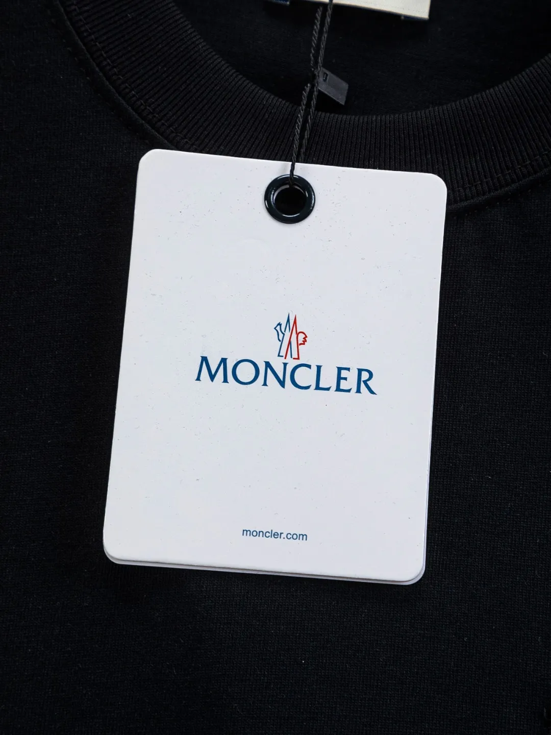 P170 Moncler Moncler high version slightly wide version S-XL moncler 26SS new products are on sale simultaneously on the official website The top and most classic chest pocket armband embroidery🪡logo round neck short sleeves, exquisite craftsmanship counter fabrics, top-notch elements, classic short sleeves complete with 3 labels, fashionable for men, unparalleled in terms of upper body comfort and existence, it can be said to be a must-have summer companion, excellent breathability and comfortable wearing feeling are unparalleled ~ Recommended! ! Timeless pieces for every season. Classic style, with the classic Meng family logo on the chest and the English letters of the Meng family engraved on the buttons. The original version was developed 1:1, complete with three labels, business casual, high-end for outer wear and inner wear, same style for men and women, highly recommended! Color: Black White Size: S-XL Size chart: S: Shoulder width 50-Bust 56-Length 70 M: Shoulder width 52-Bust 57-Length 72 L: Shoulder width 54-Bust 59-Length 74 XL: Shoulder width 56-Bust 62-Length 76