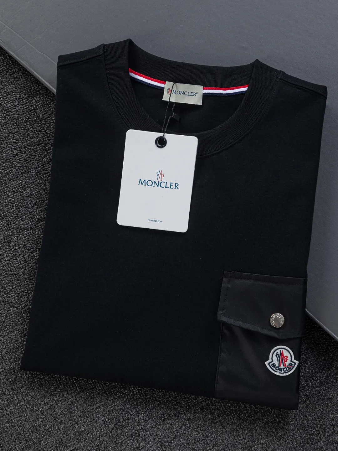 P170 Moncler Moncler high version slightly wide version S-XL moncler 26SS new products are on sale simultaneously on the official website The top and most classic chest pocket armband embroidery🪡logo round neck short sleeves, exquisite craftsmanship counter fabrics, top-notch elements, classic short sleeves complete with 3 labels, fashionable for men, unparalleled in terms of upper body comfort and existence, it can be said to be a must-have summer companion, excellent breathability and comfortable wearing feeling are unparalleled ~ Recommended! ! Timeless pieces for every season. Classic style, with the classic Meng family logo on the chest and the English letters of the Meng family engraved on the buttons. The original version was developed 1:1, complete with three labels, business casual, high-end for outer wear and inner wear, same style for men and women, highly recommended! Color: Black White Size: S-XL Size chart: S: Shoulder width 50-Bust 56-Length 70 M: Shoulder width 52-Bust 57-Length 72 L: Shoulder width 54-Bust 59-Length 74 XL: Shoulder width 56-Bust 62-Length 76