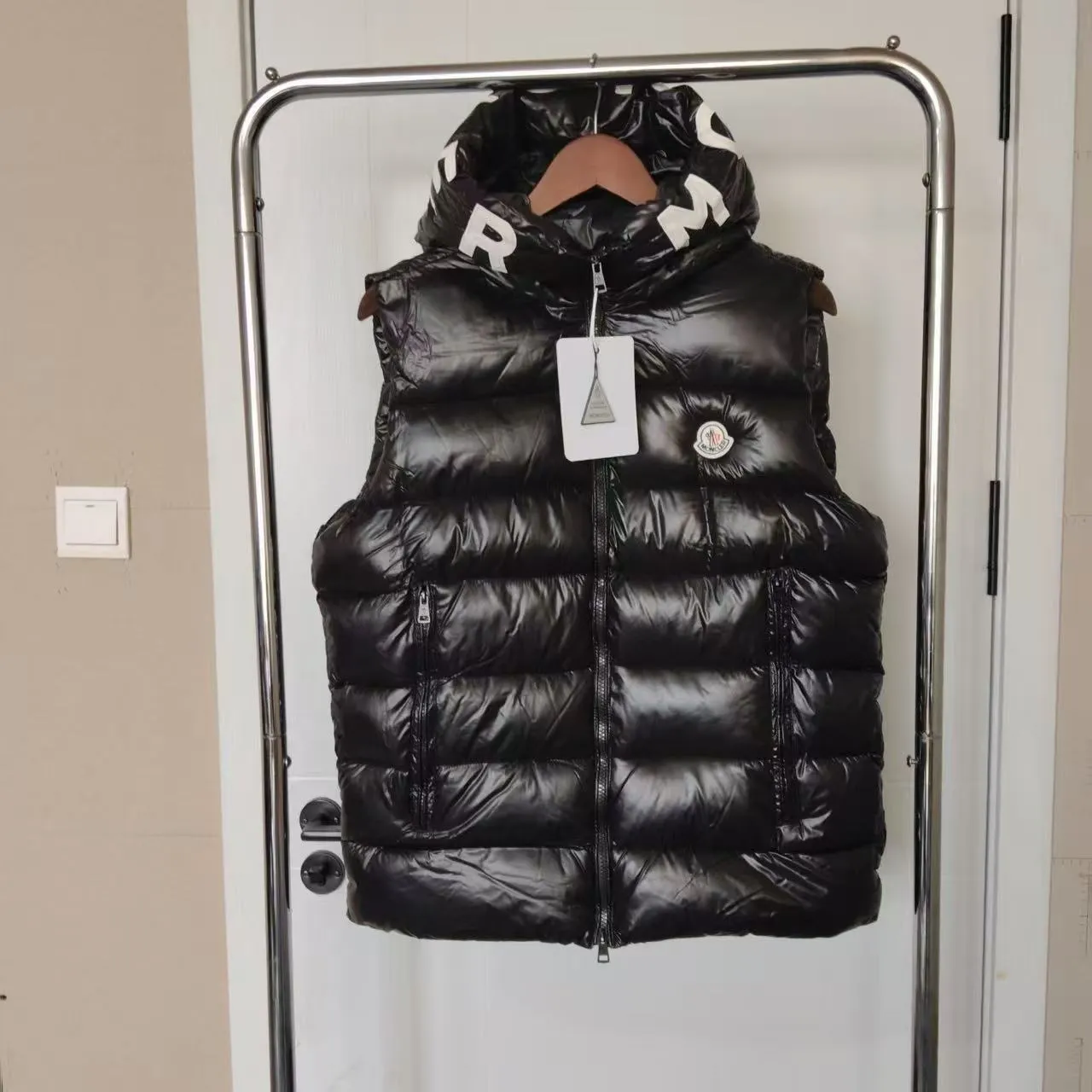 P680 🇫🇷𝐌𝐎𝐍𝐂𝐋𝐄𝐑 ⬆️🆕Mo＊cⅠer Hooded Web Lettered Down Vest Made of polyester, the down vest is an example of Moner's commitment to using low environmental impact materials. What a sense of detail! ! Fried chicken stick with upper body effect! Color: black, white Size: m-5XL