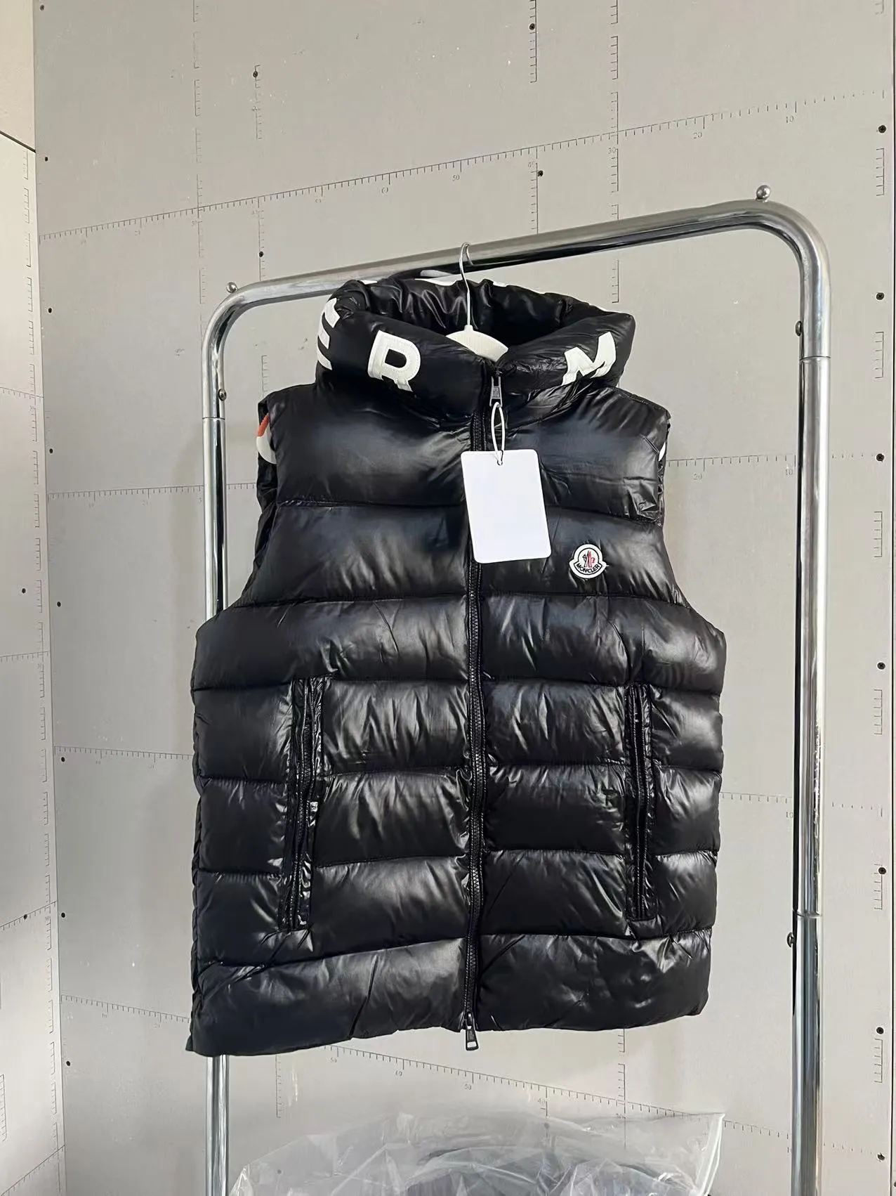 P680 🇫🇷𝐌𝐎𝐍𝐂𝐋𝐄𝐑 ⬆️🆕Mo＊cⅠer Hooded Web Lettered Down Vest Made of polyester, the down vest is an example of Moner's commitment to using low environmental impact materials. What a sense of detail! ! Fried chicken stick with upper body effect! Color: black, white Size: m-5XL
