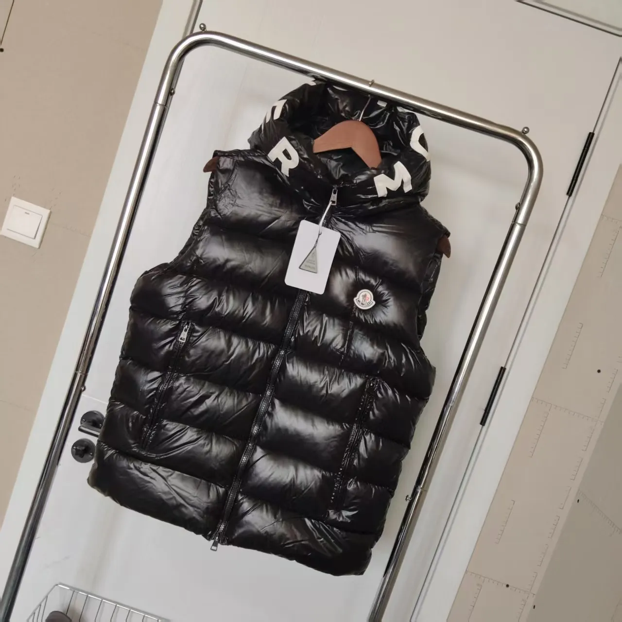 P680 🇫🇷𝐌𝐎𝐍𝐂𝐋𝐄𝐑 ⬆️🆕Mo＊cⅠer Hooded Web Lettered Down Vest Made of polyester, the down vest is an example of Moner's commitment to using low environmental impact materials. What a sense of detail! ! Fried chicken stick with upper body effect! Color: black, white Size: m-5XL