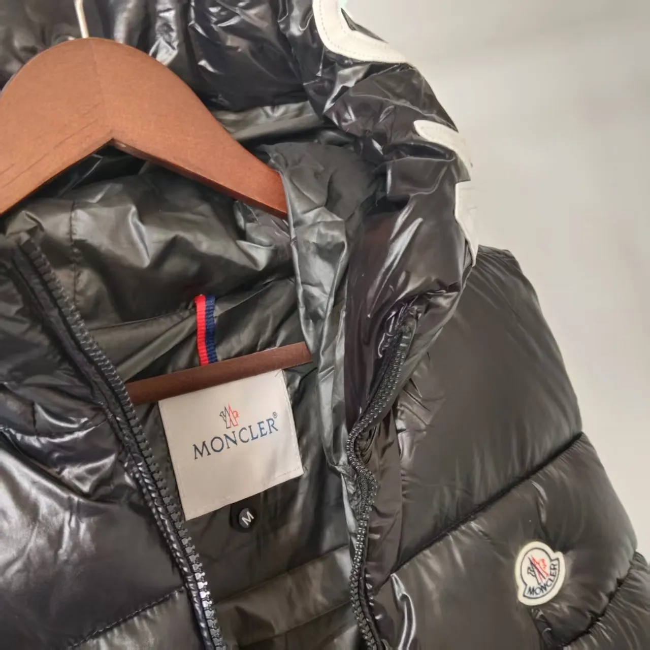 P680 🇫🇷𝐌𝐎𝐍𝐂𝐋𝐄𝐑 ⬆️🆕Mo＊cⅠer Hooded Web Lettered Down Vest Made of polyester, the down vest is an example of Moner's commitment to using low environmental impact materials. What a sense of detail! ! Fried chicken stick with upper body effect! Color: black, white Size: m-5XL