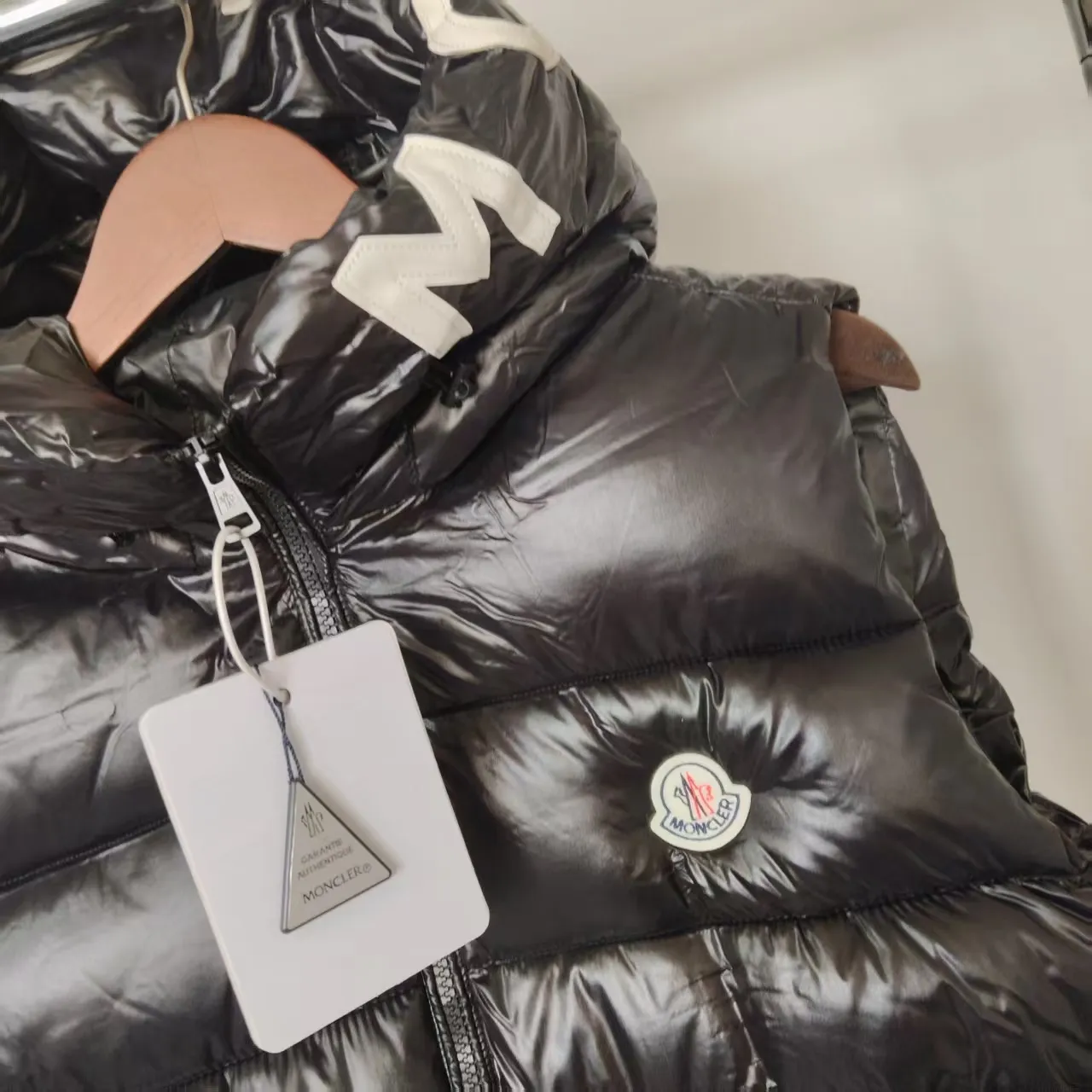 P680 🇫🇷𝐌𝐎𝐍𝐂𝐋𝐄𝐑 ⬆️🆕Mo＊cⅠer Hooded Web Lettered Down Vest Made of polyester, the down vest is an example of Moner's commitment to using low environmental impact materials. What a sense of detail! ! Fried chicken stick with upper body effect! Color: black, white Size: m-5XL