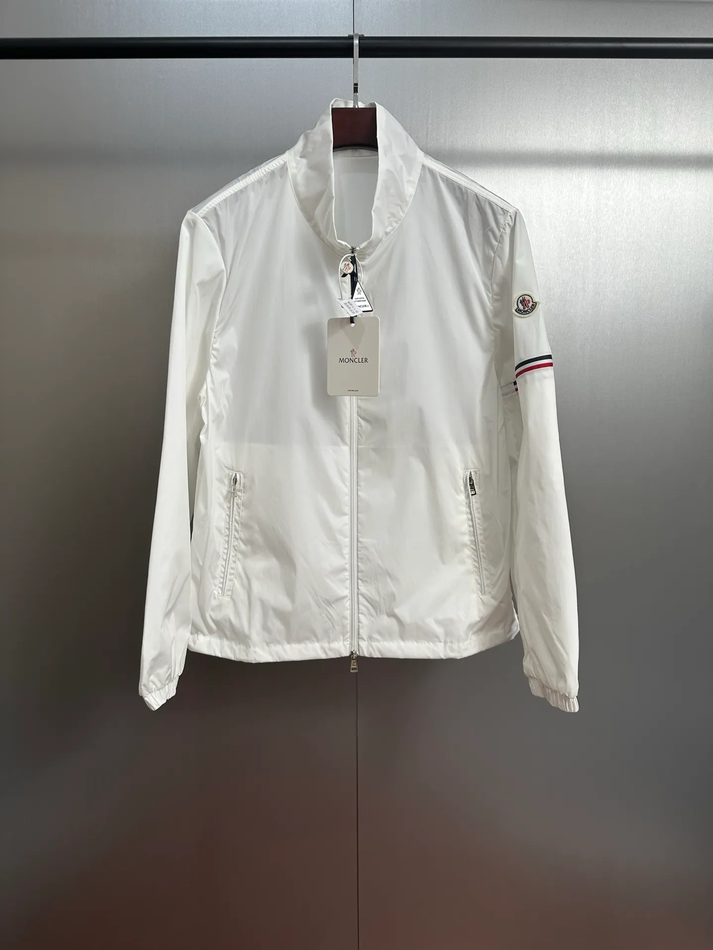 P420 💰Moncler/Moncler/Mask/Stand-collar Jacket/Water-repellent original fabric with rubberized coating for water-repellent effect, customized fabric is stiff, soft and not rigid. Non-market rubber coated kind of very hard and rigid fabric, hardware original customized logo one to one, dual chip sensor: armband, wash mark, armband pure cashmere original customized top embroidery real cashmere Cashmere label closest to the genuine product (reject fake cashmere/prevent cashmere labels from being fake at first sight) Color: White Size: M-2XL