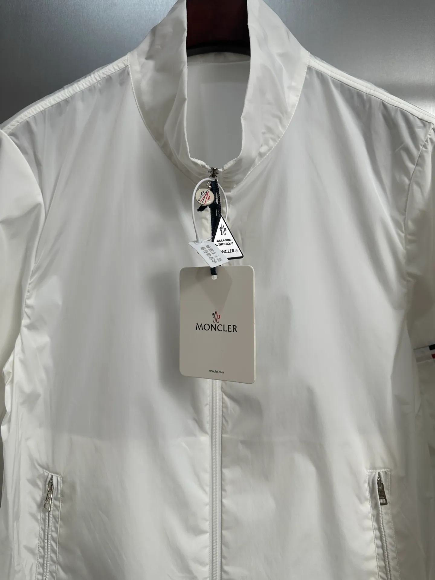P420 💰Moncler/Moncler/Mask/Stand-collar Jacket/Water-repellent original fabric with rubberized coating for water-repellent effect, customized fabric is stiff, soft and not rigid. Non-market rubber coated kind of very hard and rigid fabric, hardware original customized logo one to one, dual chip sensor: armband, wash mark, armband pure cashmere original customized top embroidery real cashmere Cashmere label closest to the genuine product (reject fake cashmere/prevent cashmere labels from being fake at first sight) Color: White Size: M-2XL
