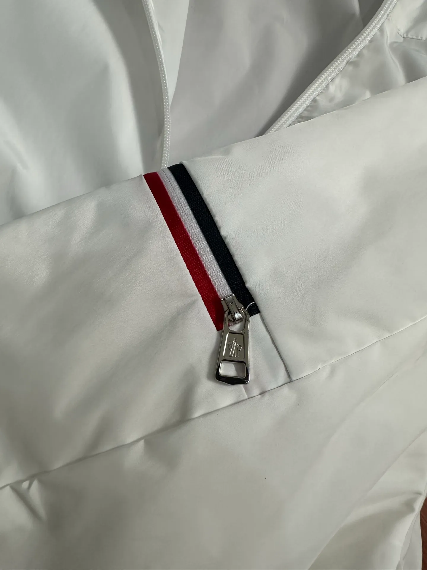 P420 💰Moncler/Moncler/Mask/Stand-collar Jacket/Water-repellent original fabric with rubberized coating for water-repellent effect, customized fabric is stiff, soft and not rigid. Non-market rubber coated kind of very hard and rigid fabric, hardware original customized logo one to one, dual chip sensor: armband, wash mark, armband pure cashmere original customized top embroidery real cashmere Cashmere label closest to the genuine product (reject fake cashmere/prevent cashmere labels from being fake at first sight) Color: White Size: M-2XL